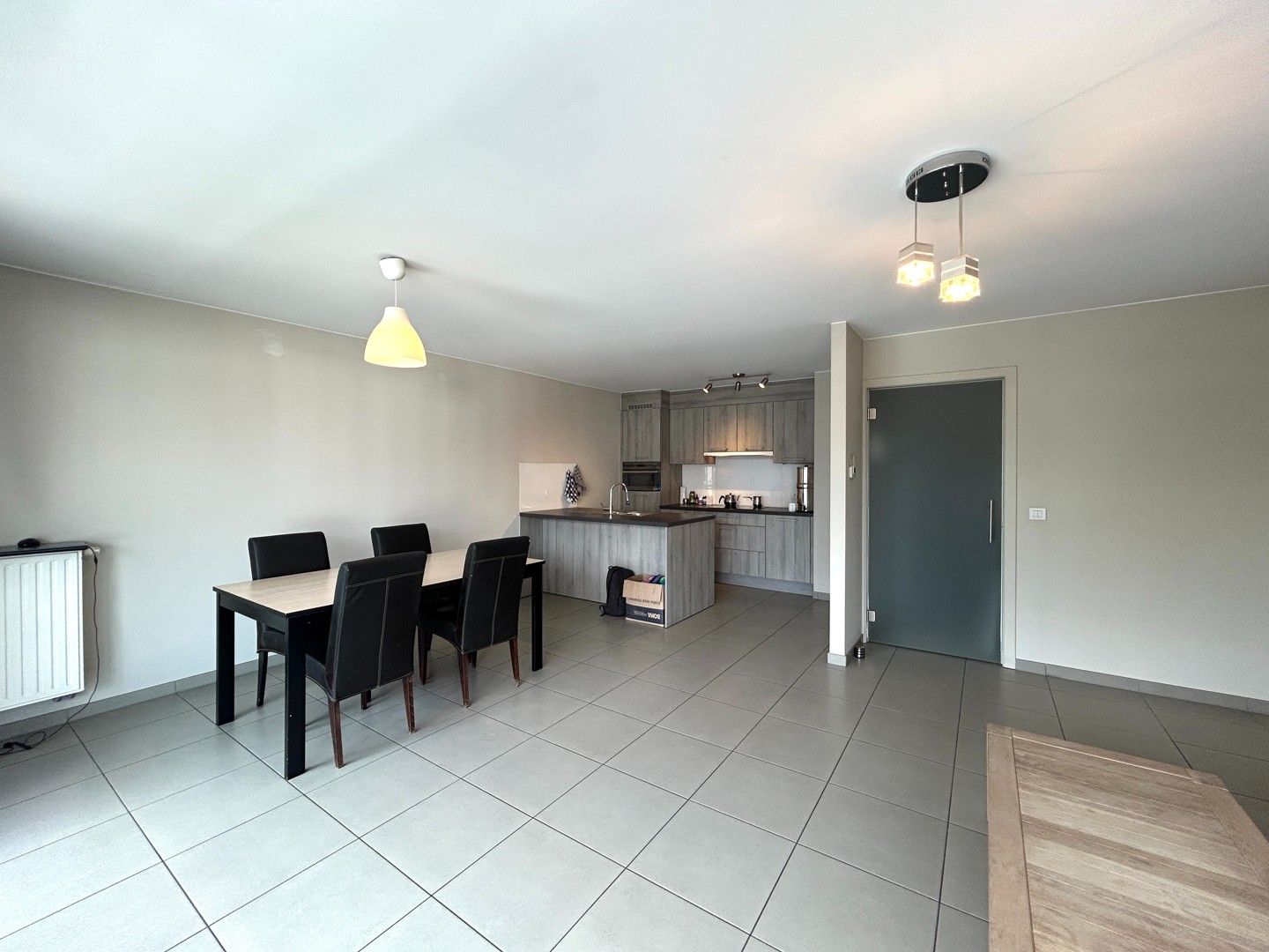 Instapklaar twee-slaapkamerappartement met 2 terrassen te centrum Roeselare! foto 3