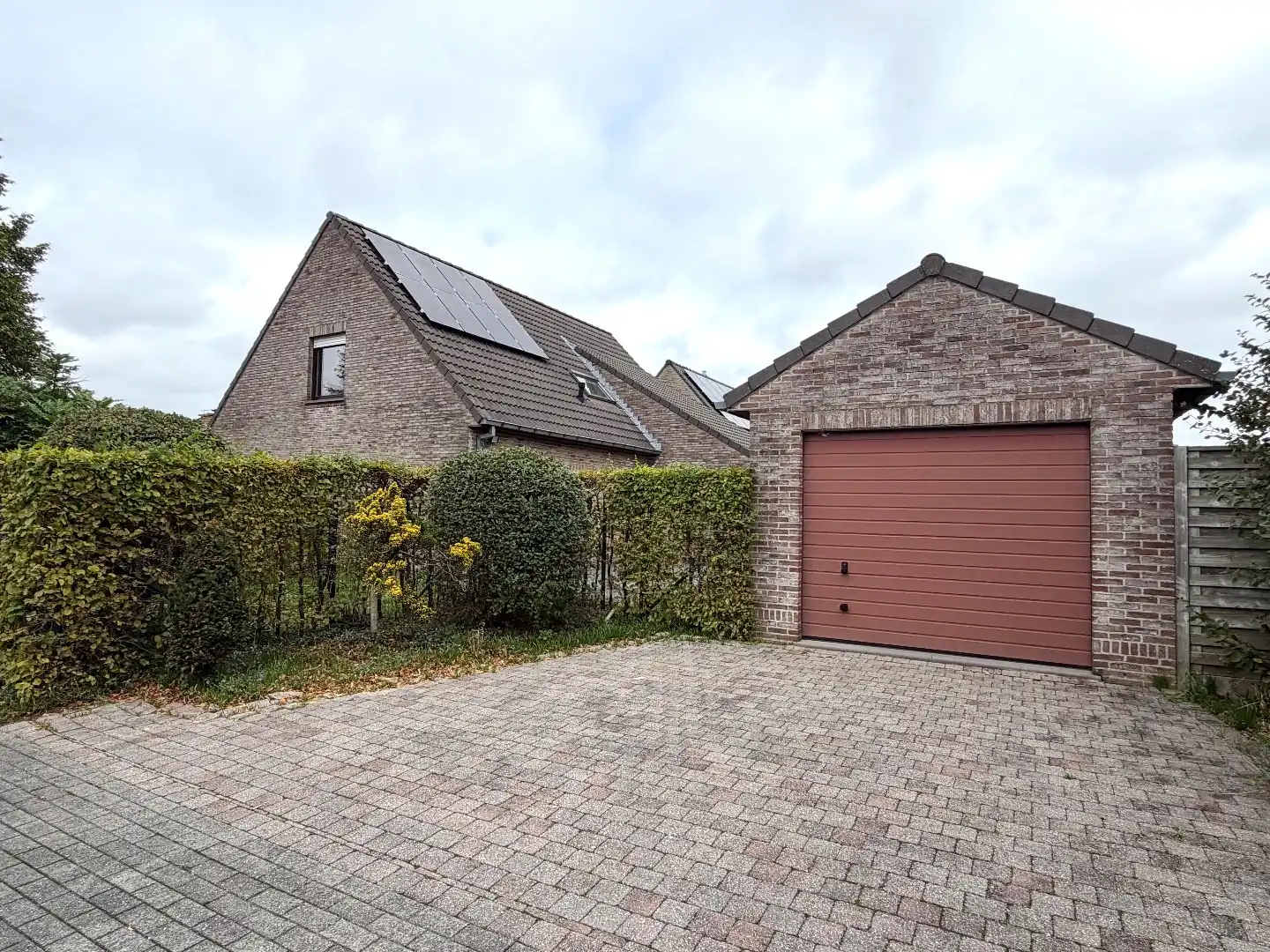 Instapklare open bebouwing met gelijkvloerse slaap- en badkamer en drie slaapkamers op verdiep. foto 30