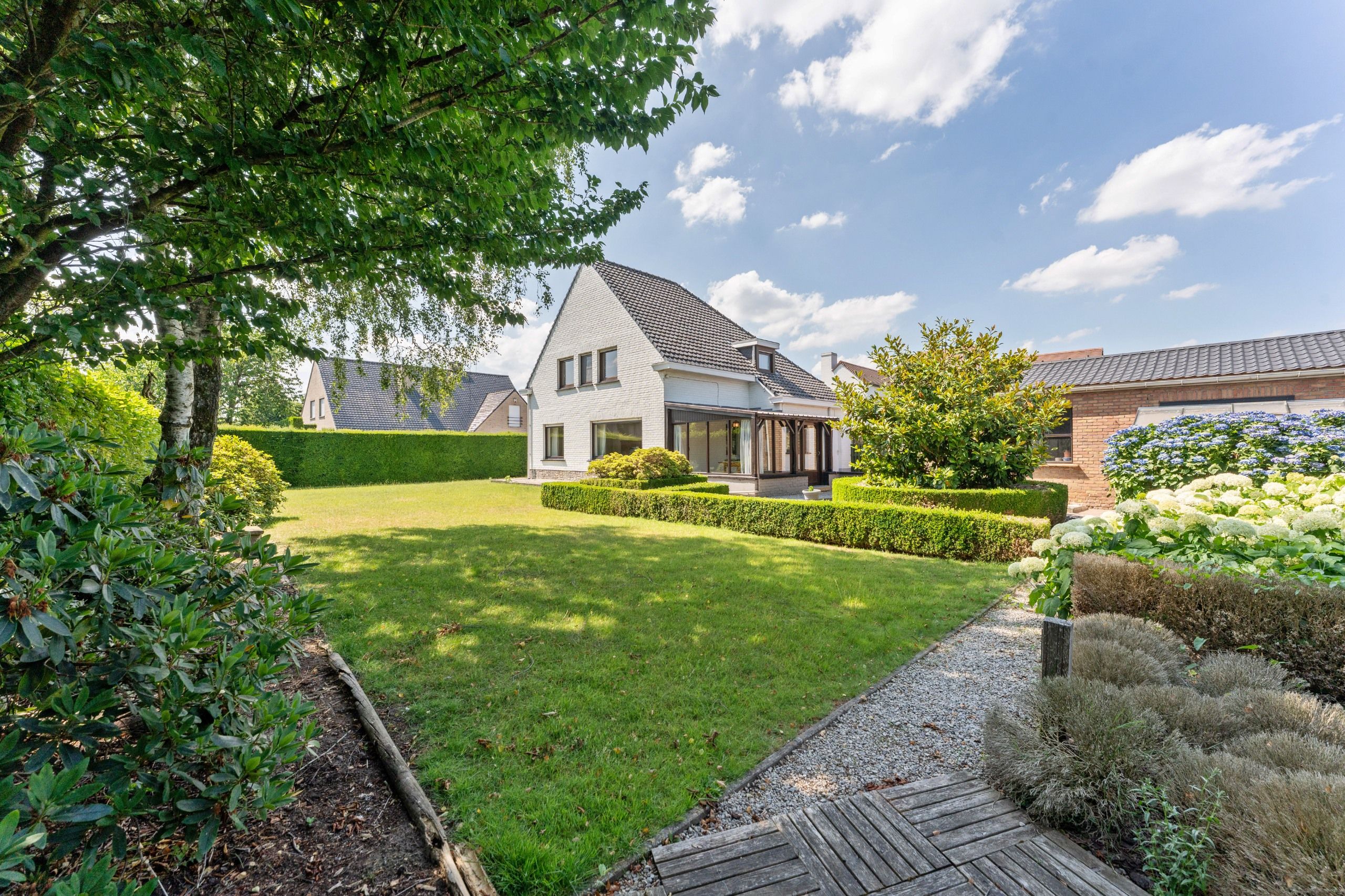 Charmante op te frissen woning met atelier in residentiële buurt foto 12