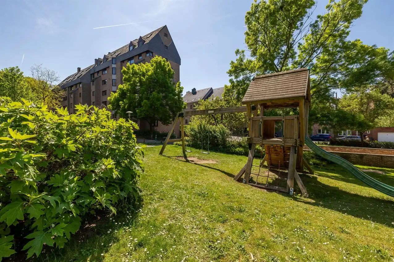 Vernieuwd app, twee slaapkamers, terras en garage foto 25