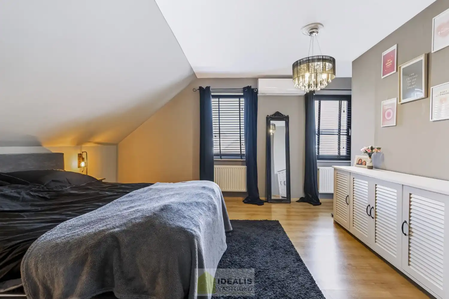 IDEALIS VASTGOED – EEN AANGENAME VRIJSTAANDE WONING MET EEN NIEUWE KEUKEN EN BADKAMER, EEN HEERLIJK RUIME WOONKAMER MET SPEKSTEENKACHEL, EEN EXTRA RUIME VERANDA (VOLLEDIG AF TE SLUITEN MET GLAZEN PUIEN), 3 SLAAPKAMERS, EEN EXTRA MULTIFUNCTIONELE RUIMTE (INGERICHT ALS KANTOOR MET APARTE INGANG) OP EEN RIANT PERCEEL VAN 14A 51CA, VOLLEDIG OMHEIND, VOORZIEN VAN VOLDOENDE PARKEERRUIMTE EN EEN PRACHTIGE CARPORT VOOR 2 WAGENS! foto 33