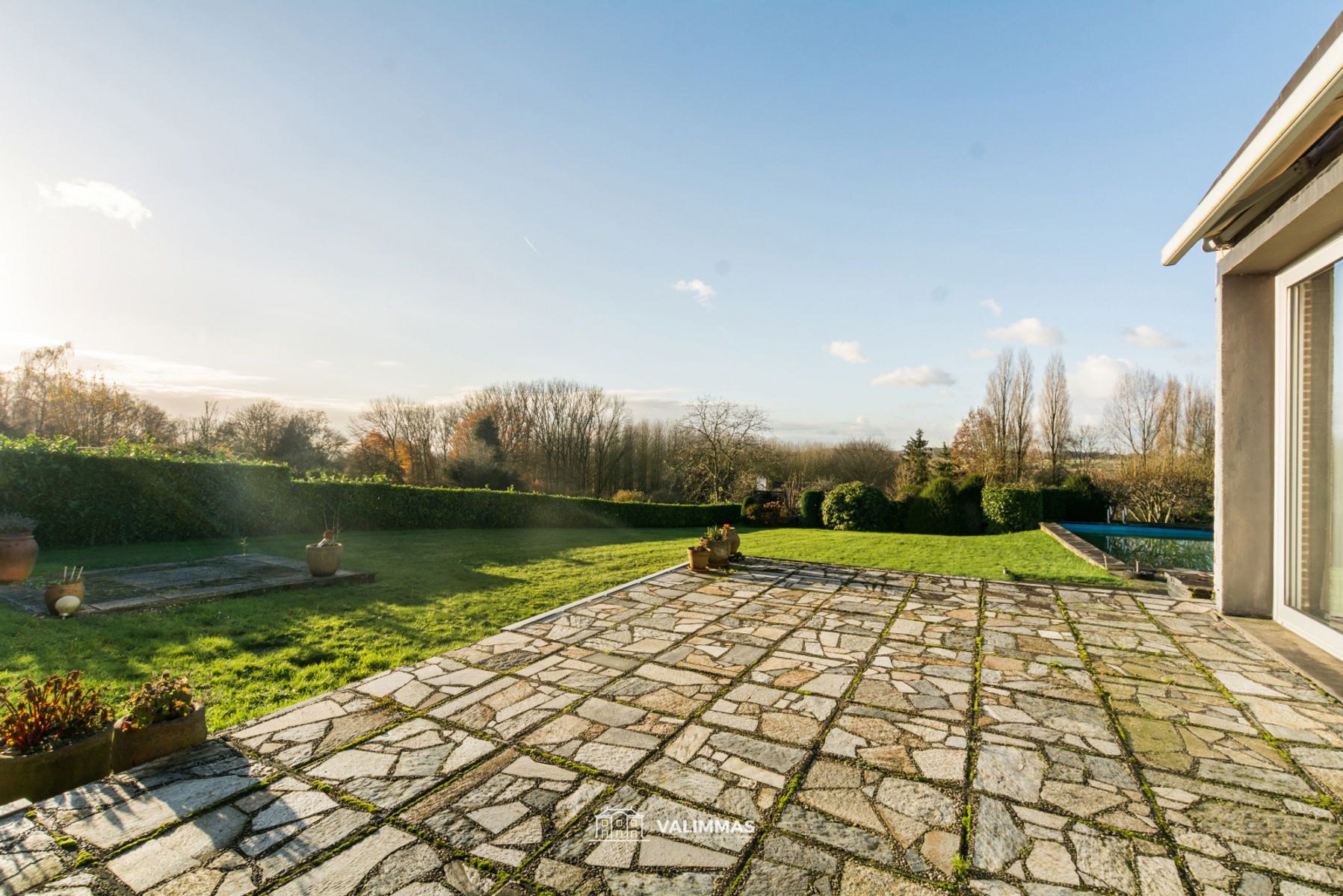 Uniek gelegen villa-bungalow met grote tuin en zwembad... foto 6