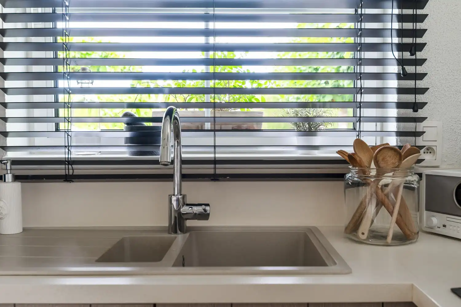 Instapklare laagbouwwoning met 3 slaapkamers & idyllische tuin te Lier foto 11