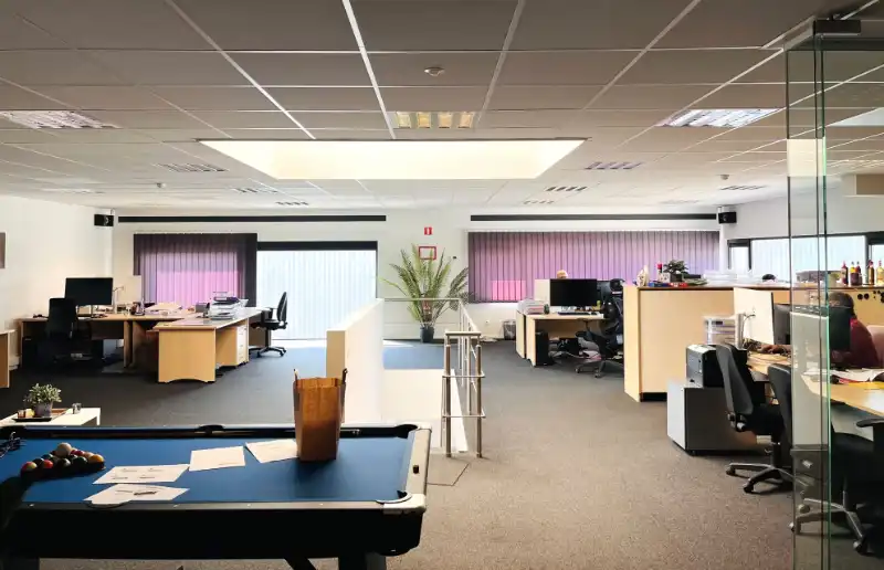 Magazijn met kantoor te huur foto 15