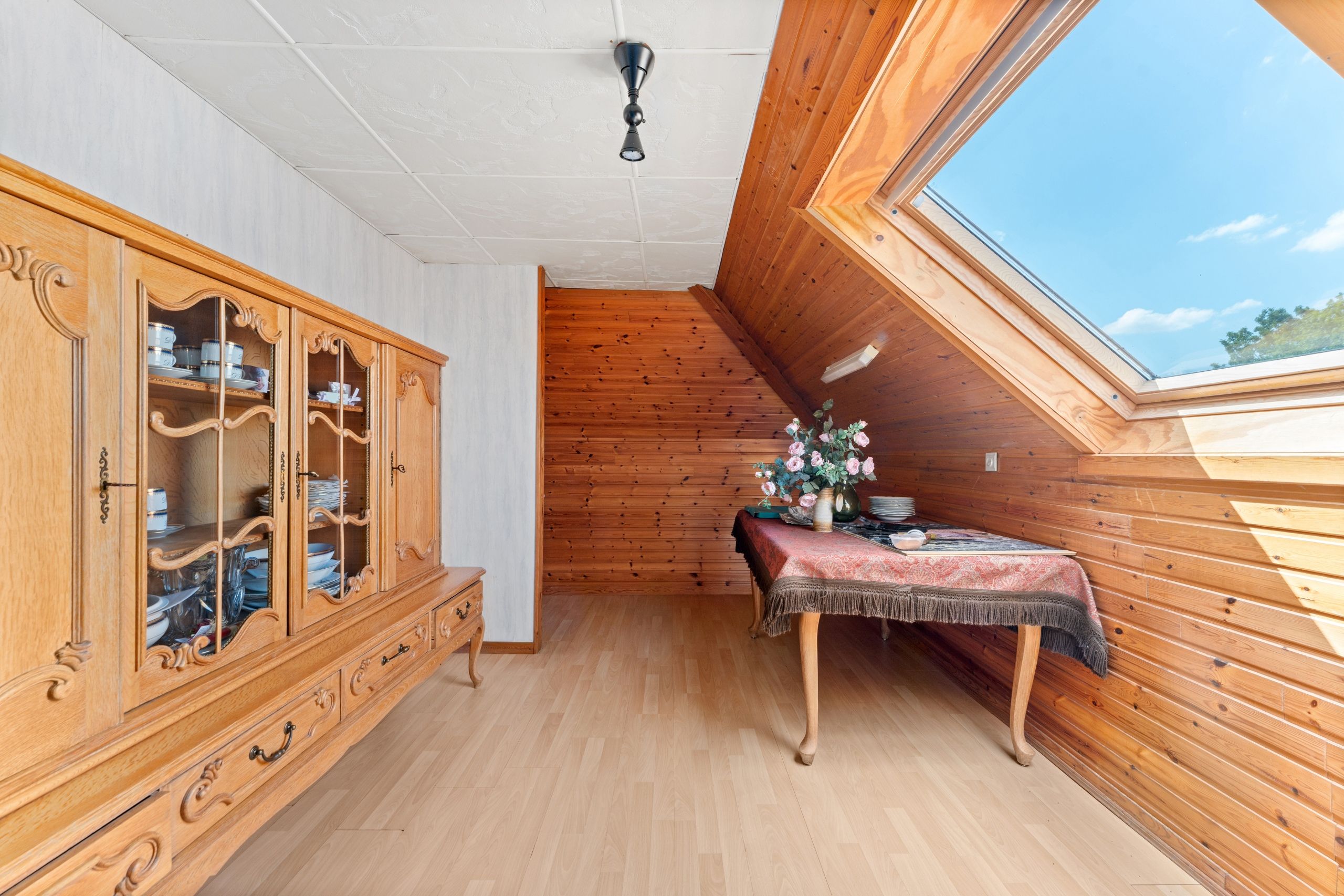 Charmante op te frissen woning met atelier in residentiële buurt foto 13