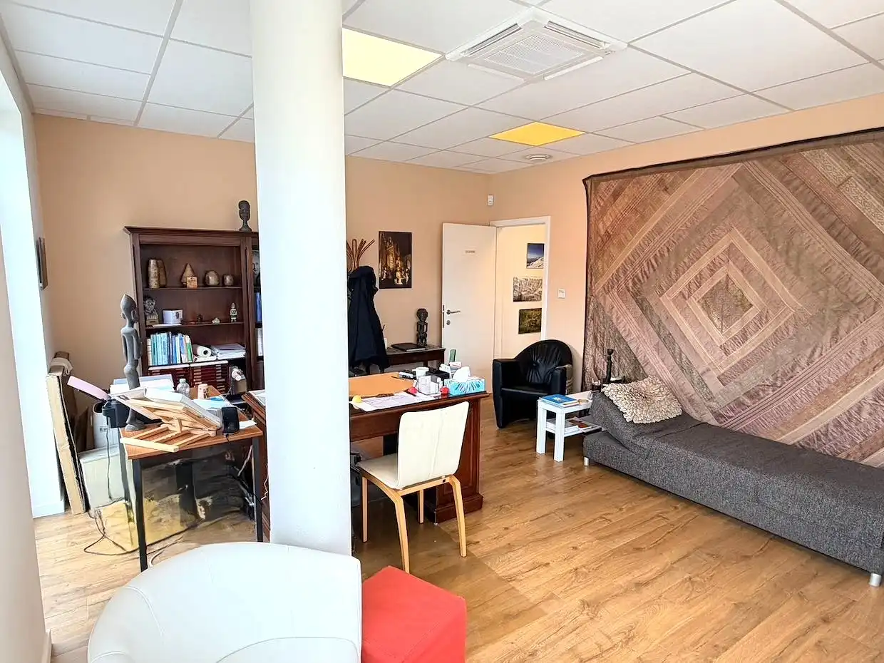 Instapklare kantoor-/praktijkruimte op strategische hoekligging met 6 staanplaatsen foto 9