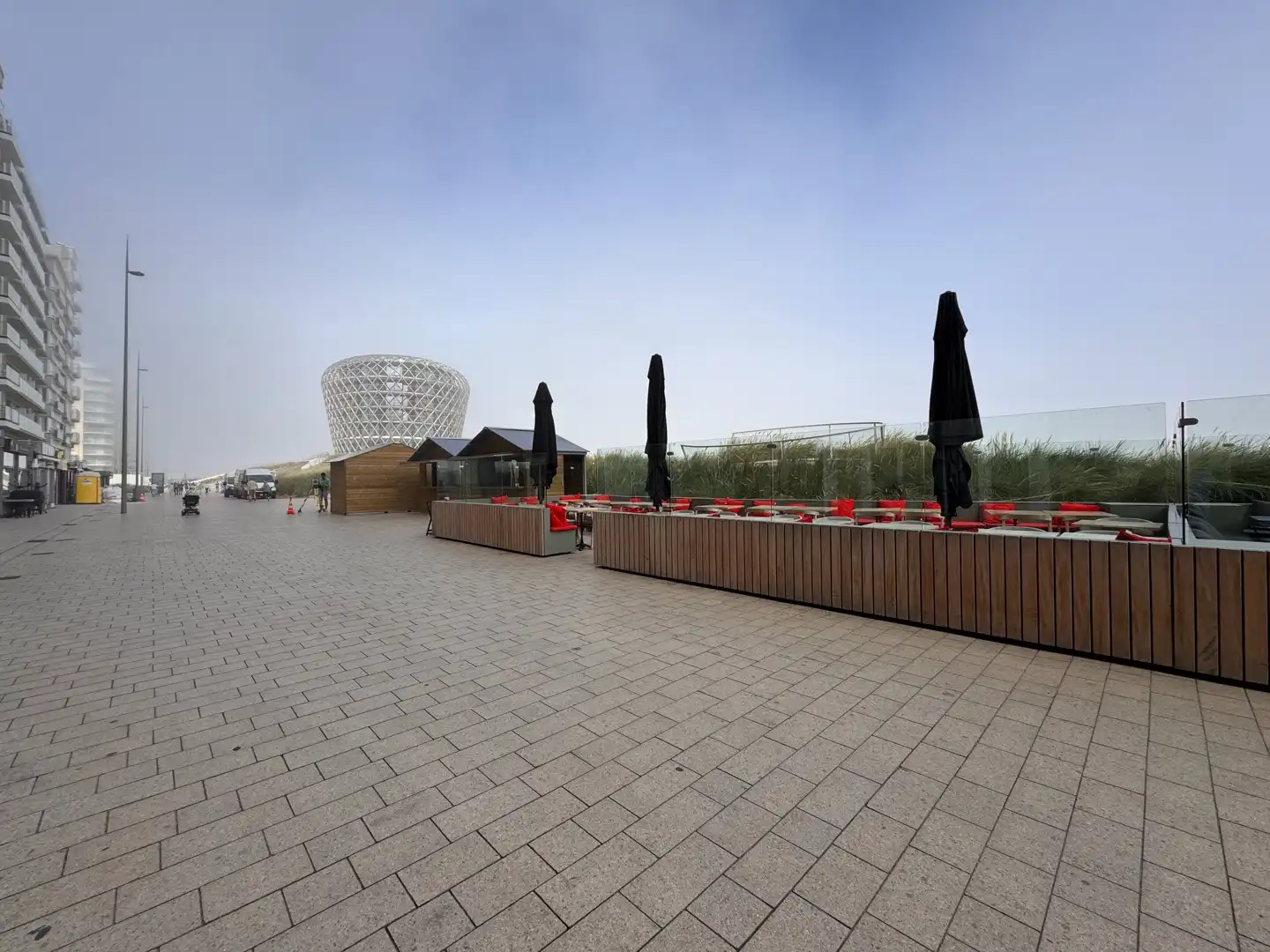 Ingerichte horecazaak op de zeedijk van Middelkerke met zicht op het casino foto 2