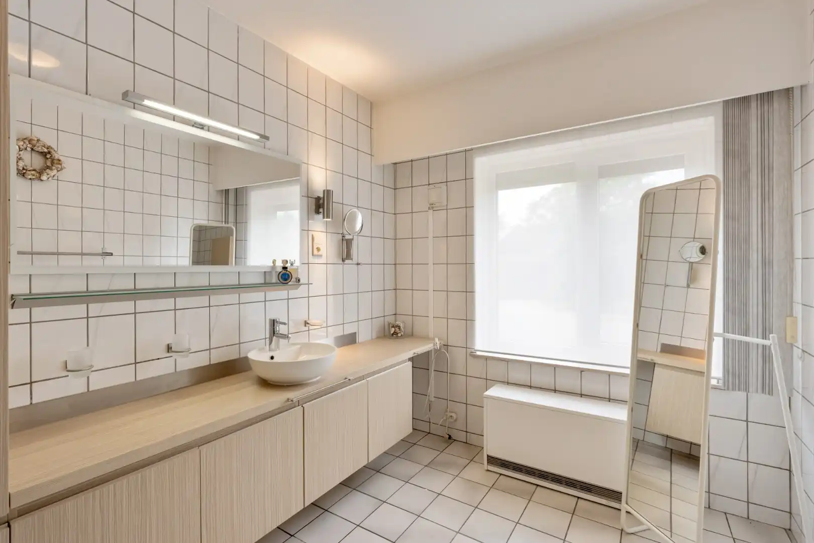 Gelijkvloers, degelijk appartement met 2 slaapkamers, ruim terras, carport en garage. foto 20