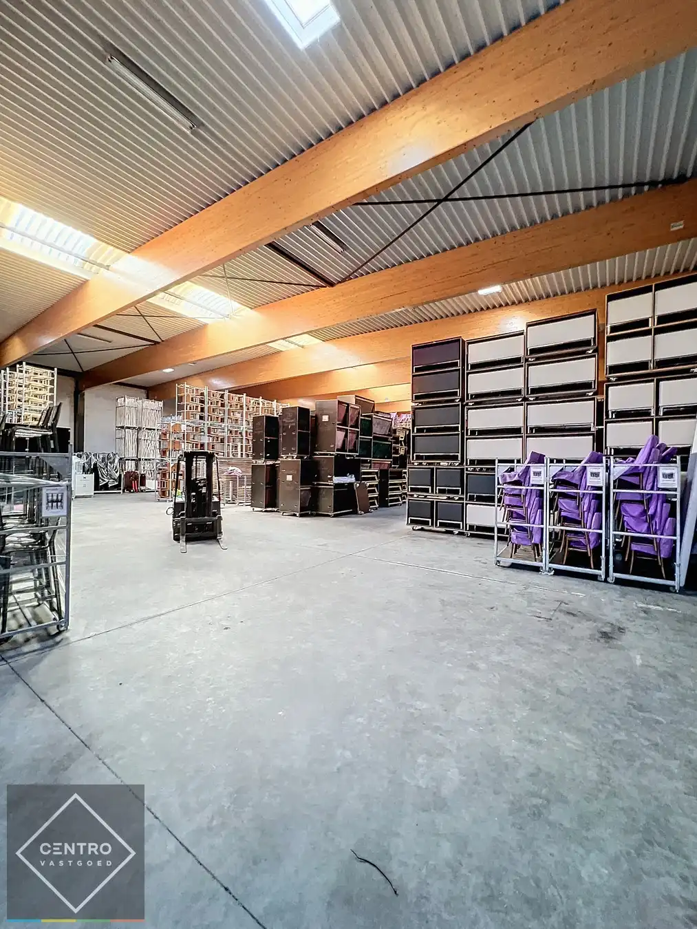 Opslagplaats ( ± 2.000m²) met 7m vrije hoogte vlakbij de havenkop te Roeselare! foto 4