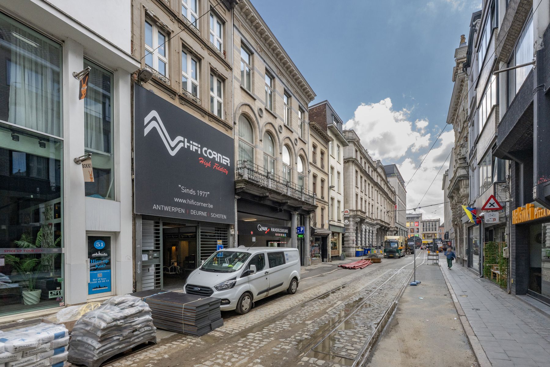 Pand met handelsruimte en woonfunctie nabij Meir foto 2