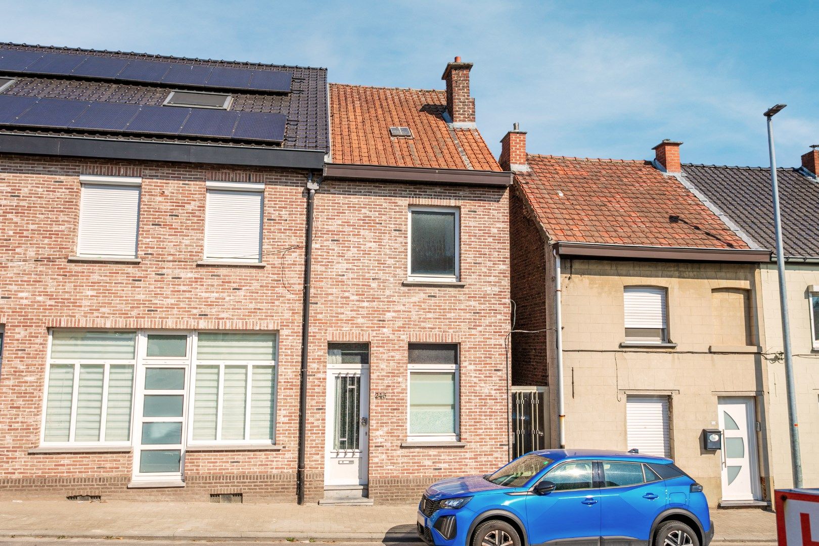 Hoofdfoto van de publicatie: Op te frissen woning met 2 à 3 slpk en tuin te Buizingen.