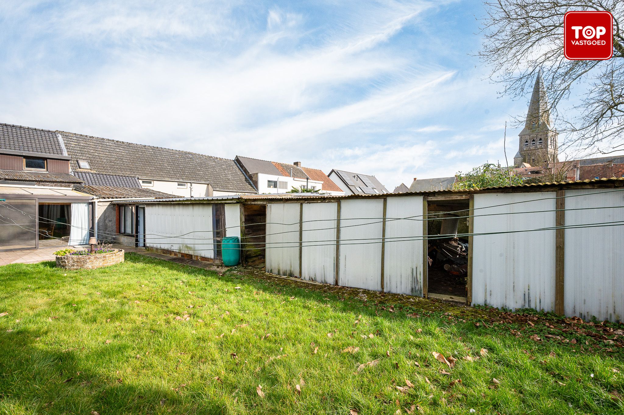 Totaal te renoveren woning met 4 slaapkamers en leuke tuin. foto 21