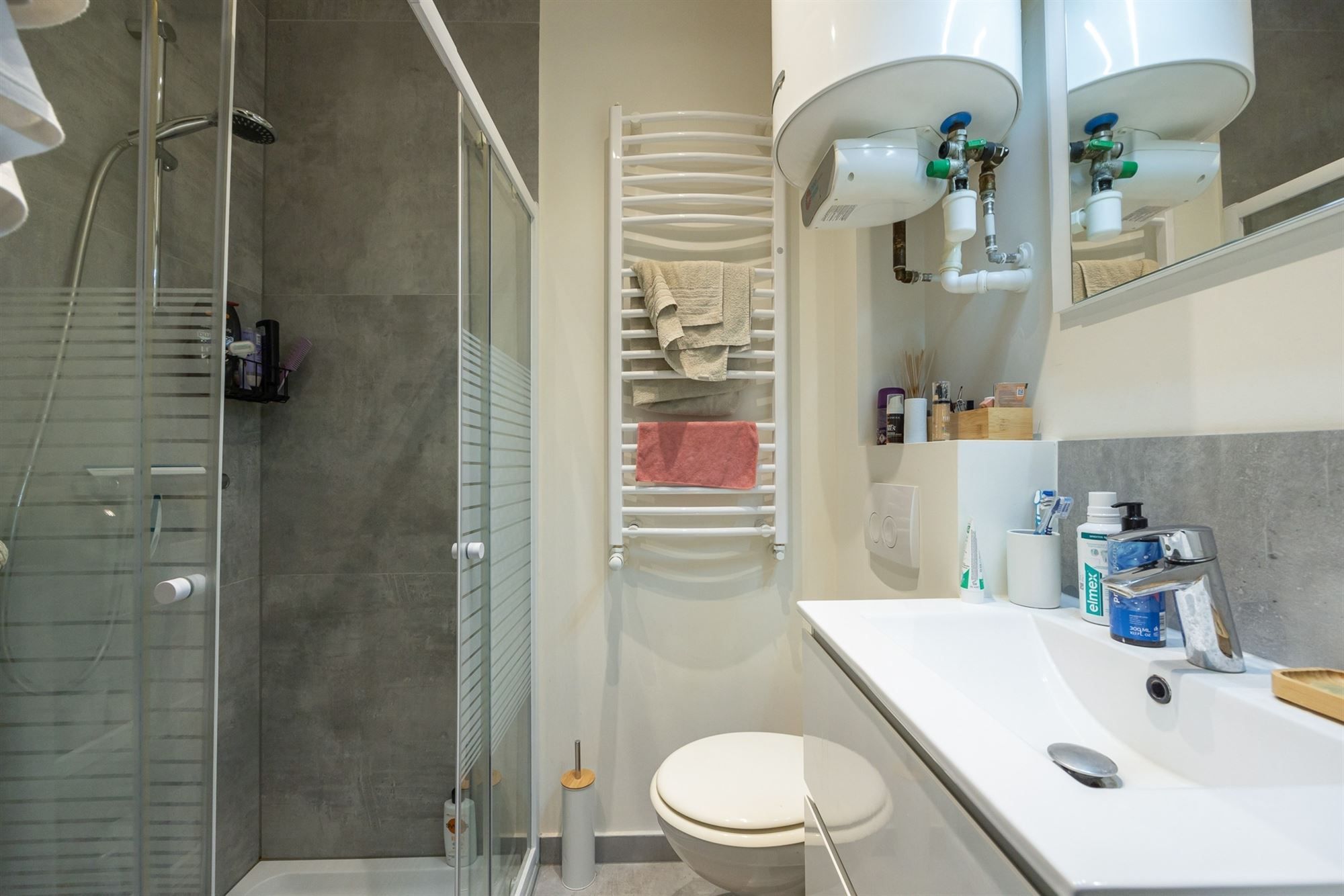 Karaktervolle burgerwoning met potentieel in geliefde buurt foto 9