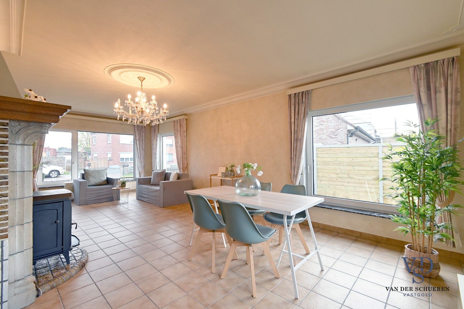 Bungalowwoning met afzonderlijke loods foto 5