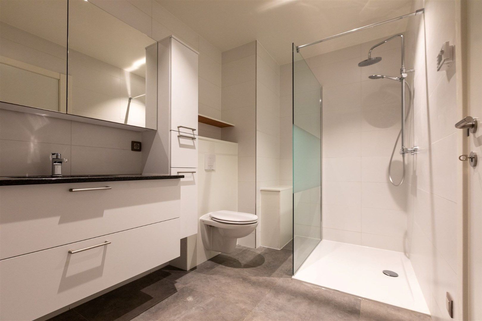 Modern ingericht instapklaar nieuwbouwappartement met 1 slpk foto 8