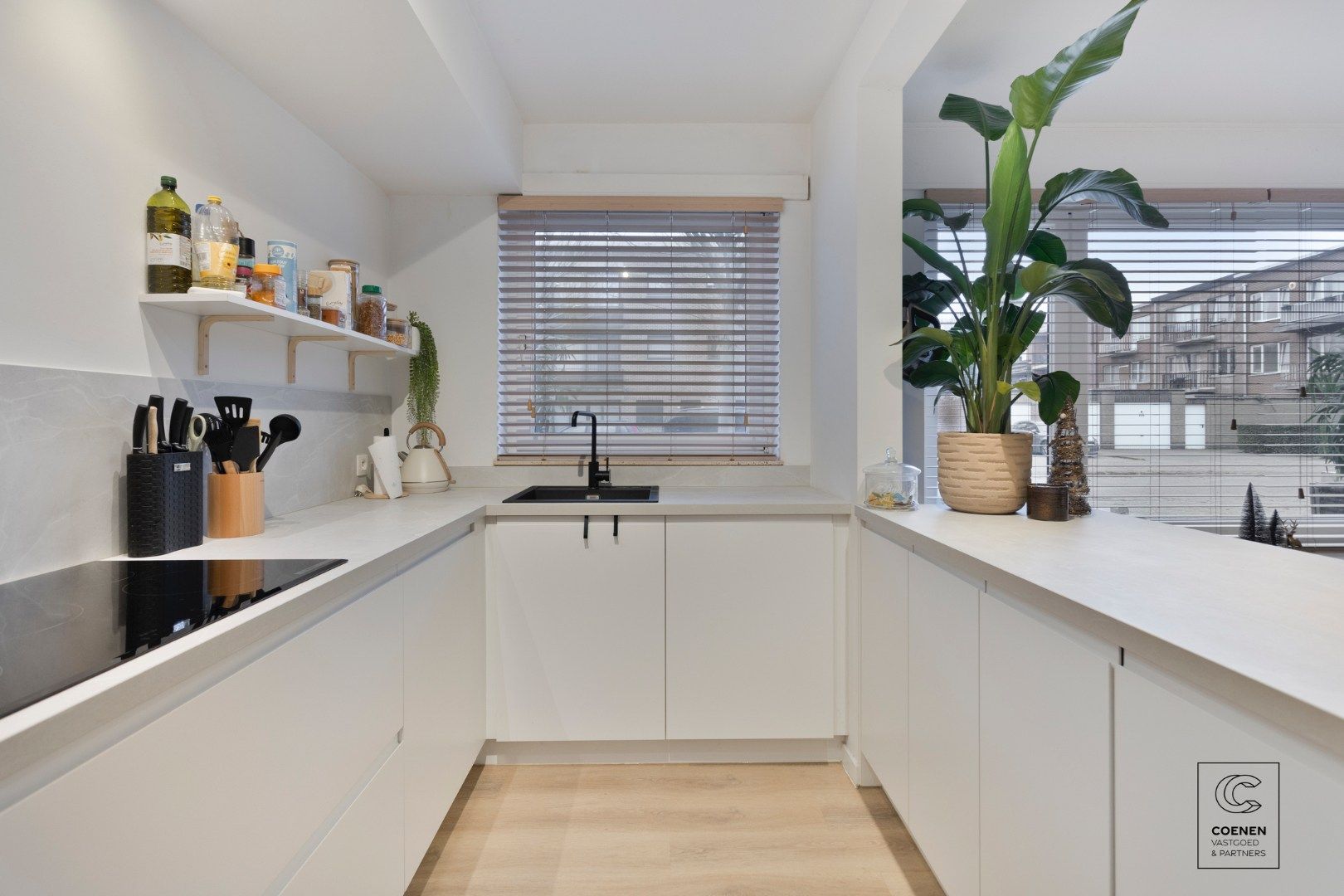 Instapklaar gelijkvloers appartement van 94 m² met drie ruime slaapkamers en ruim terras te Brasschaat! foto 2