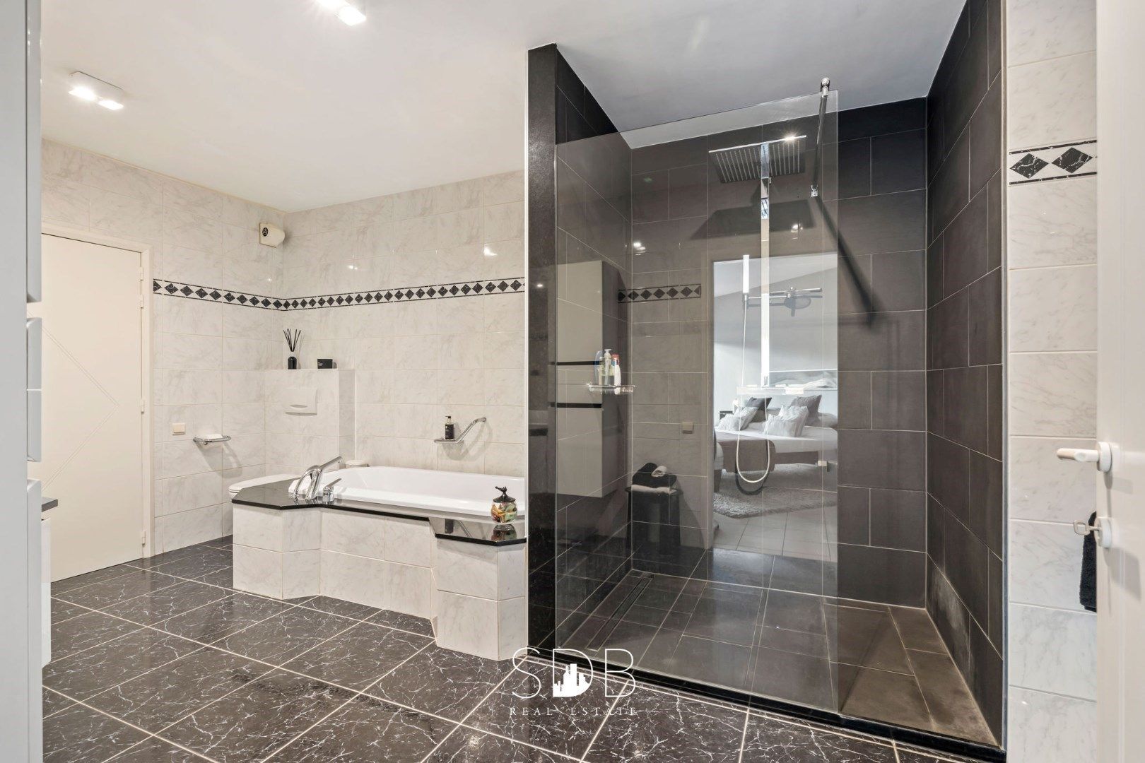 Woning + appartement en handelsruimte op 2.135m² foto 19