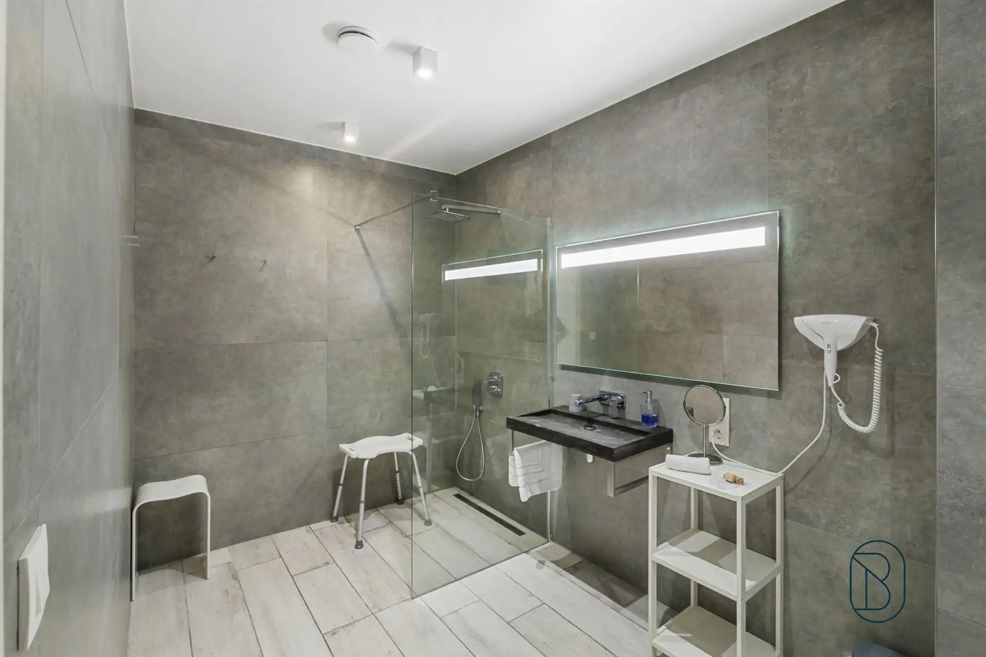 Exclusieve villa met 7 slpk, zwembad en tuin met open zicht foto 23