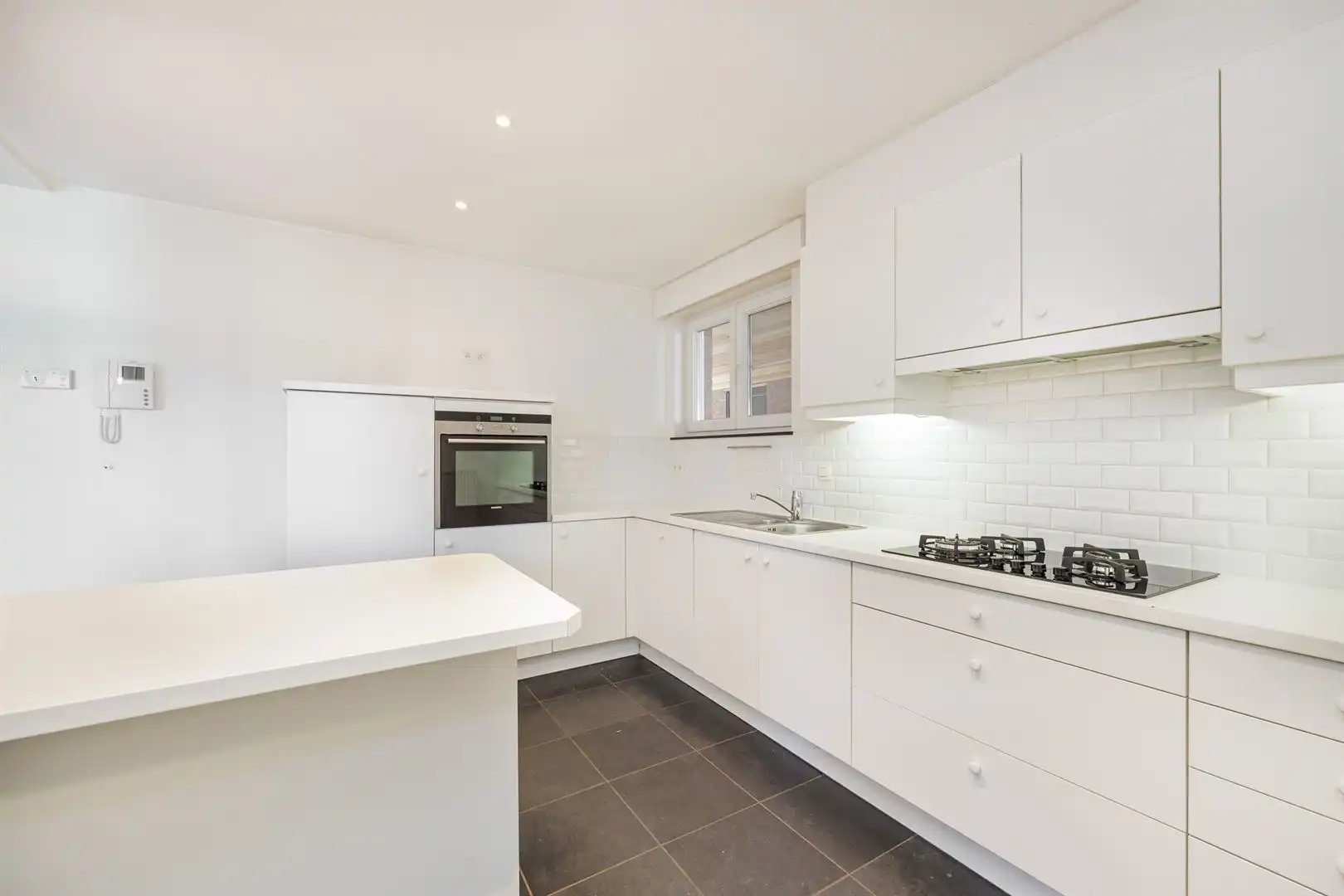 Gelijkvloers appartement met 2 slaapkamers en garage! foto 11