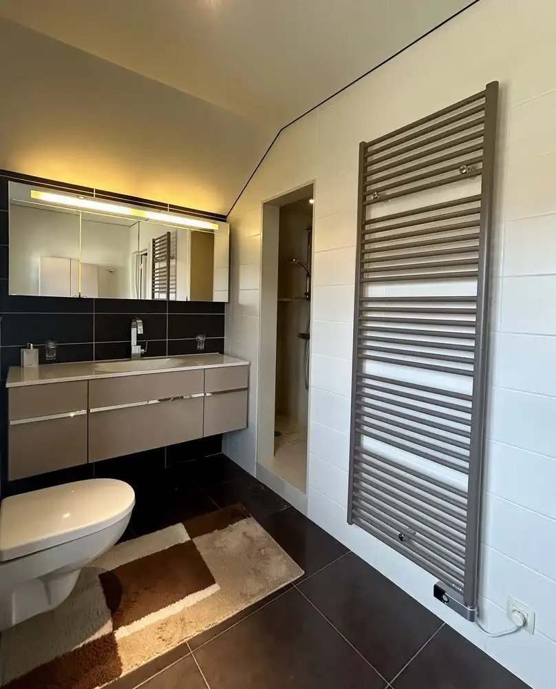 Ruime halfopen woning met overdekt zwembad op topligging foto 15