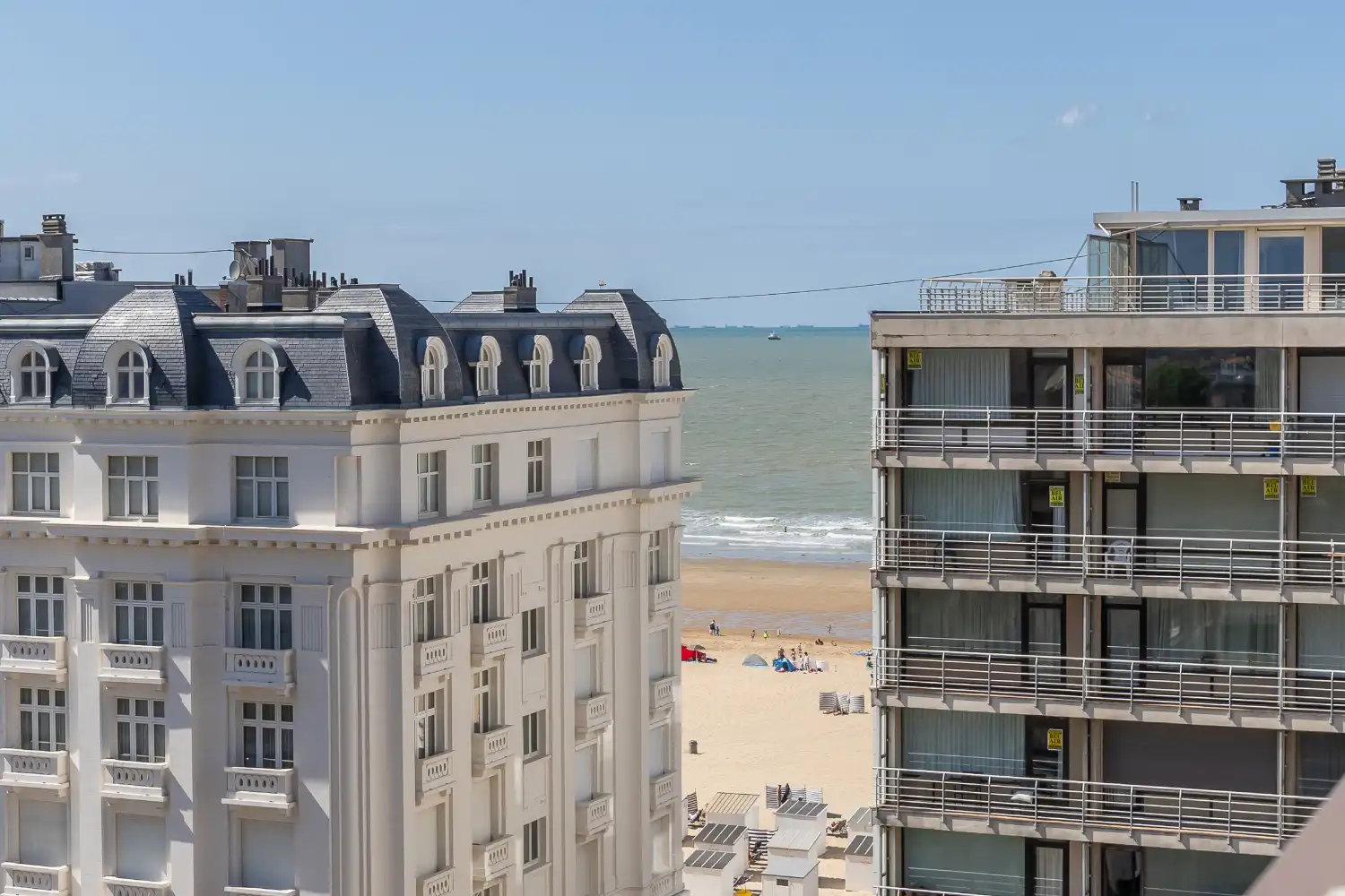 Assistentie-appartement met zijdelings zeezicht op steenworp van de zeedijk. foto 9