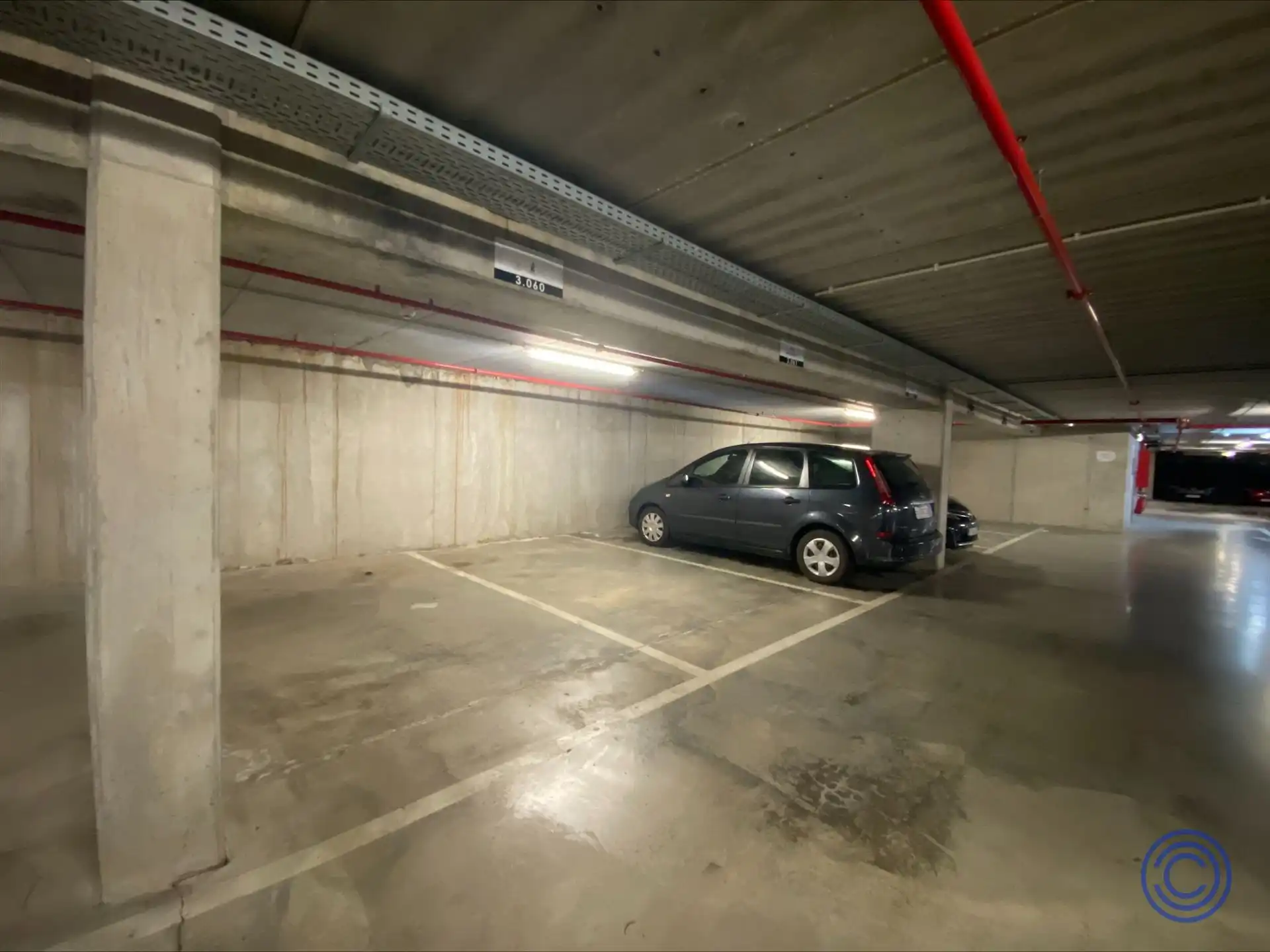 Parking: ruime en veilige binnenstaanplaats! foto 7