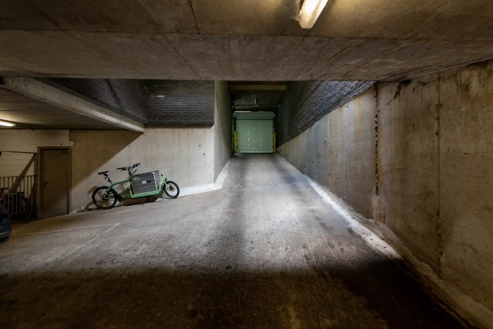 Ondergrondse autostaanplaats met privatieve kelderberging foto 3