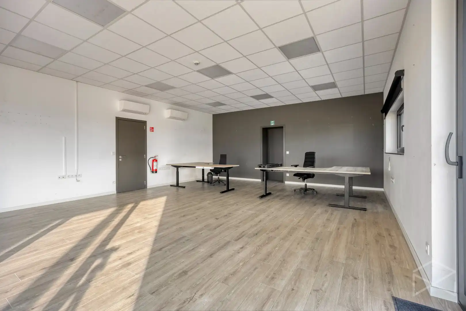 Magazijn met bureauruimte en parkeerplaatsen te huur in Tessenderlo-Ham foto 5