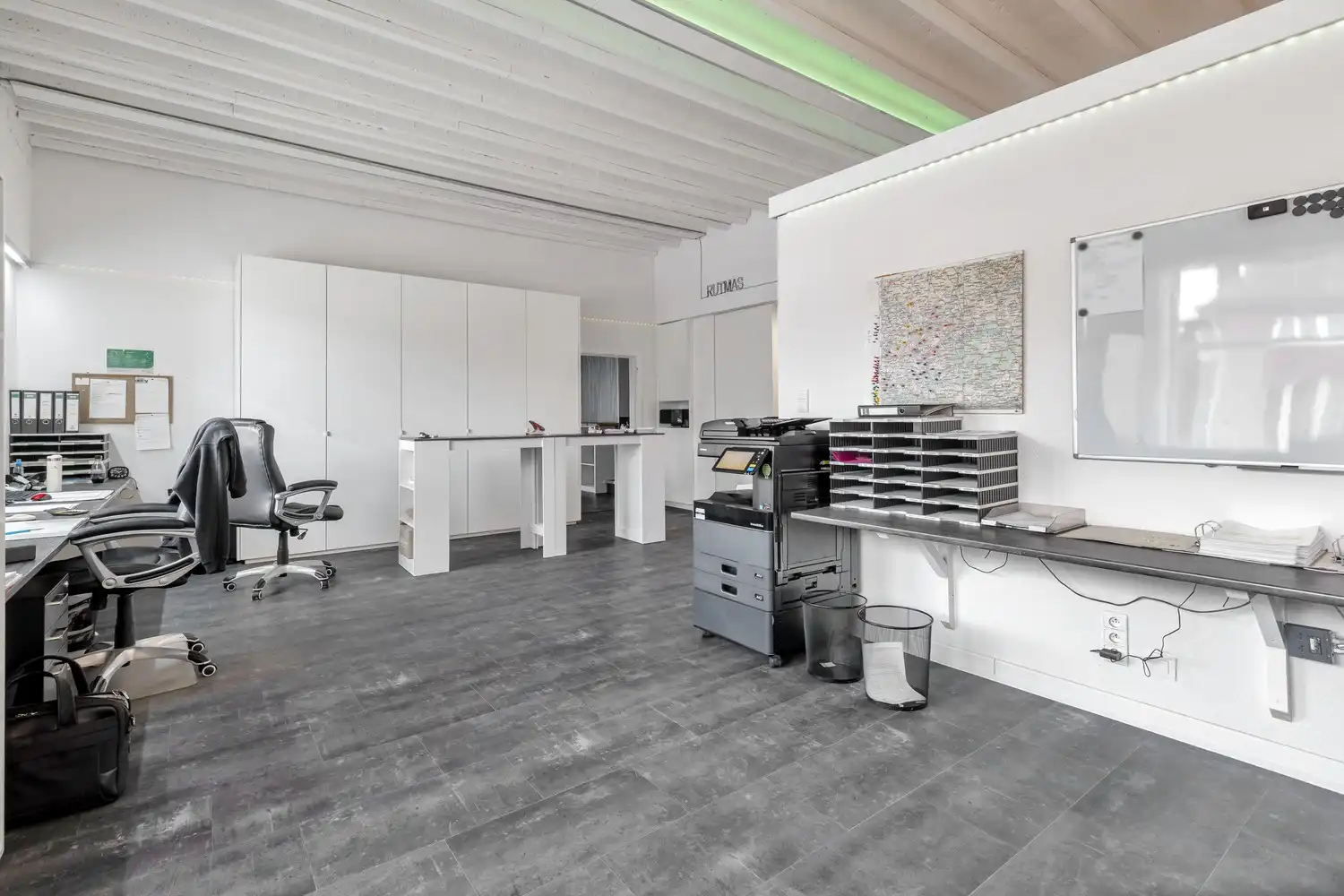 Unieke vastgoedopportuniteit! Ruim bedrijfscomplex met 2 appartementen en exclusief penthouse op 46a 55ca! foto 12