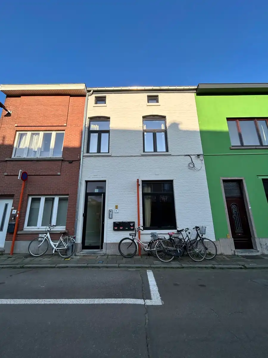 Bemeubelde studio met privatief terras. foto 16