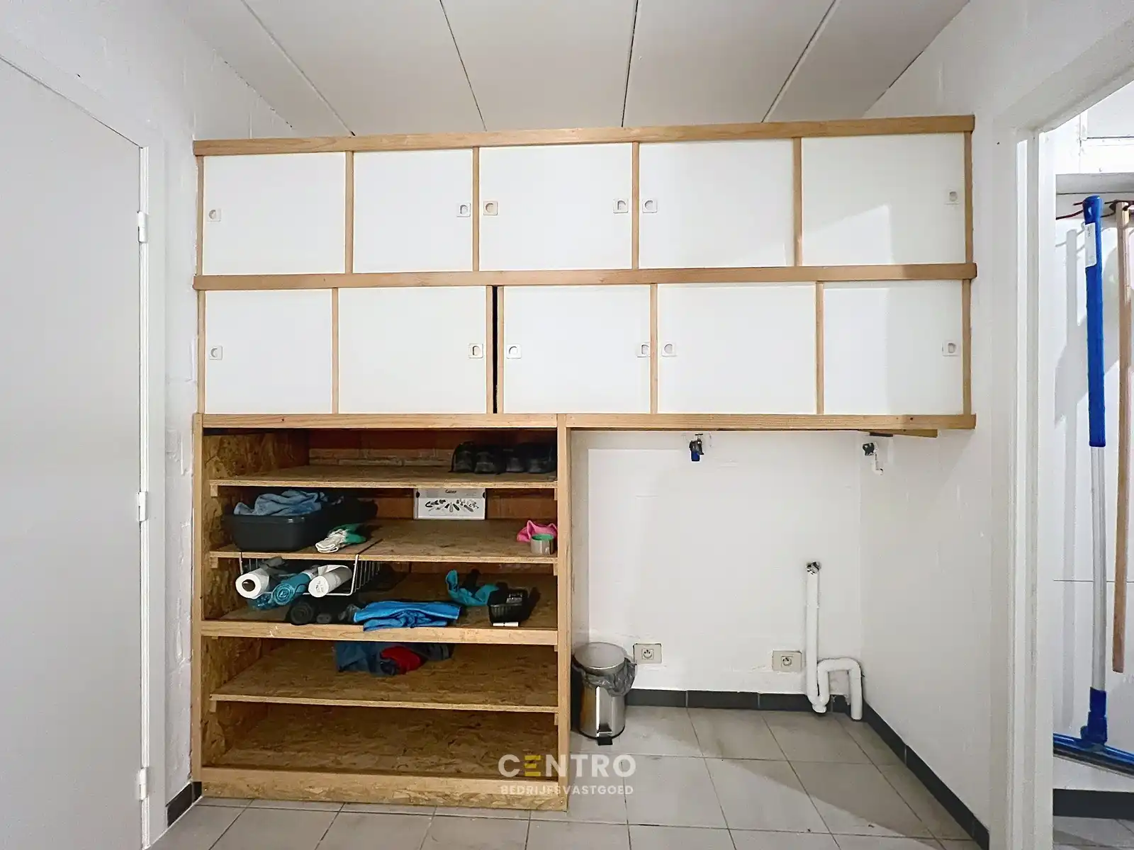 Kantoor met magazijn:  perfecte combinatie van ruimte en functionaliteit met een weelderige tuin (Oostnieuwkerke-Staden)! foto 41