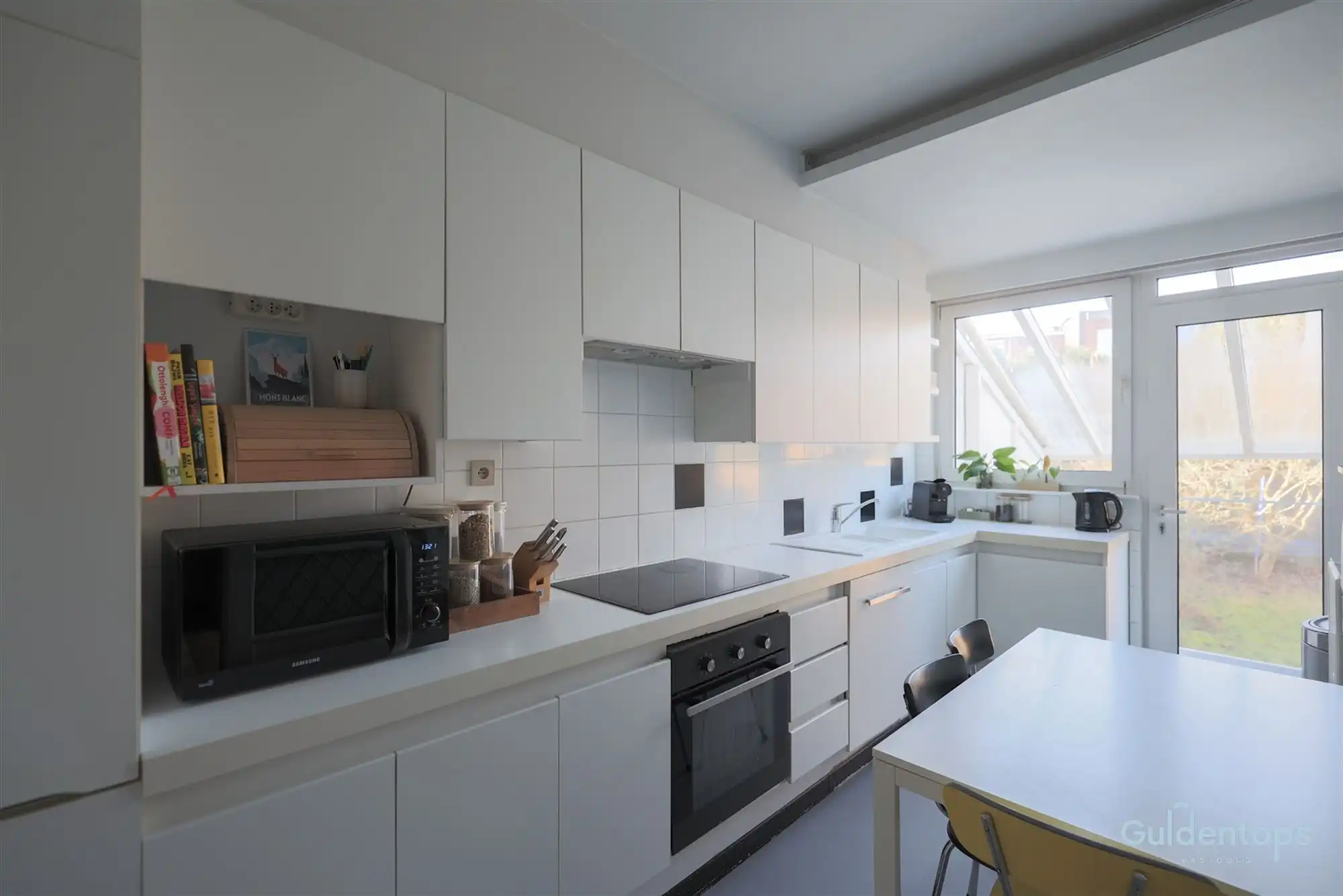 Knappe goed gelegen architectenwoning met mooie tuin foto 12