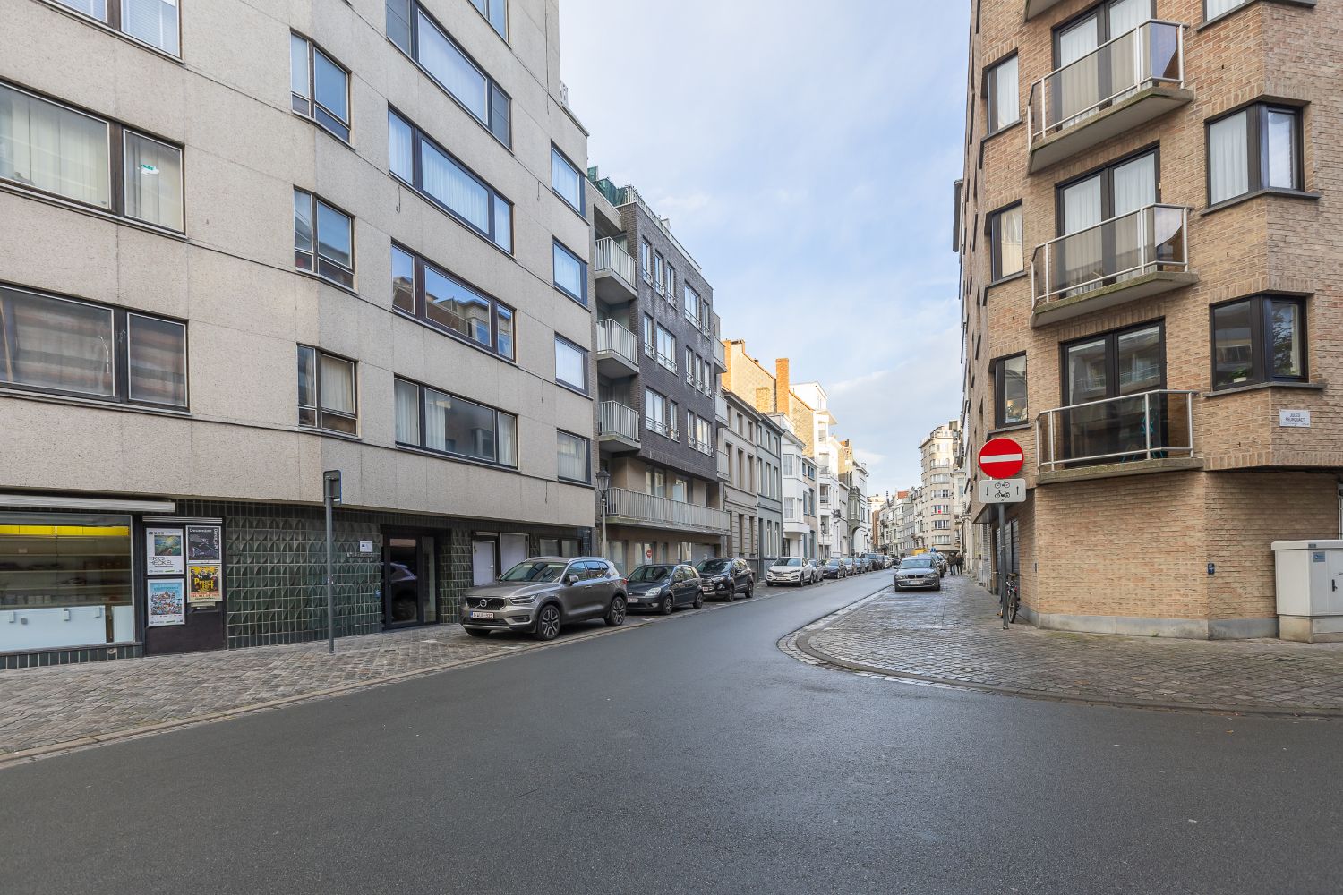 Ruim 2 slaapkamer appartement in het centrum van Oostende te koop! foto 2