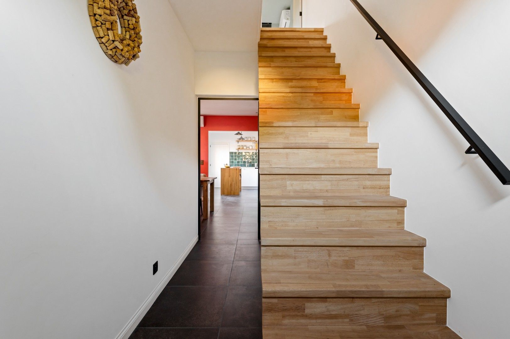 Recent totaal gerenoveerde instapklare woning (EPC A) met zonnige tuin en garage! foto 3