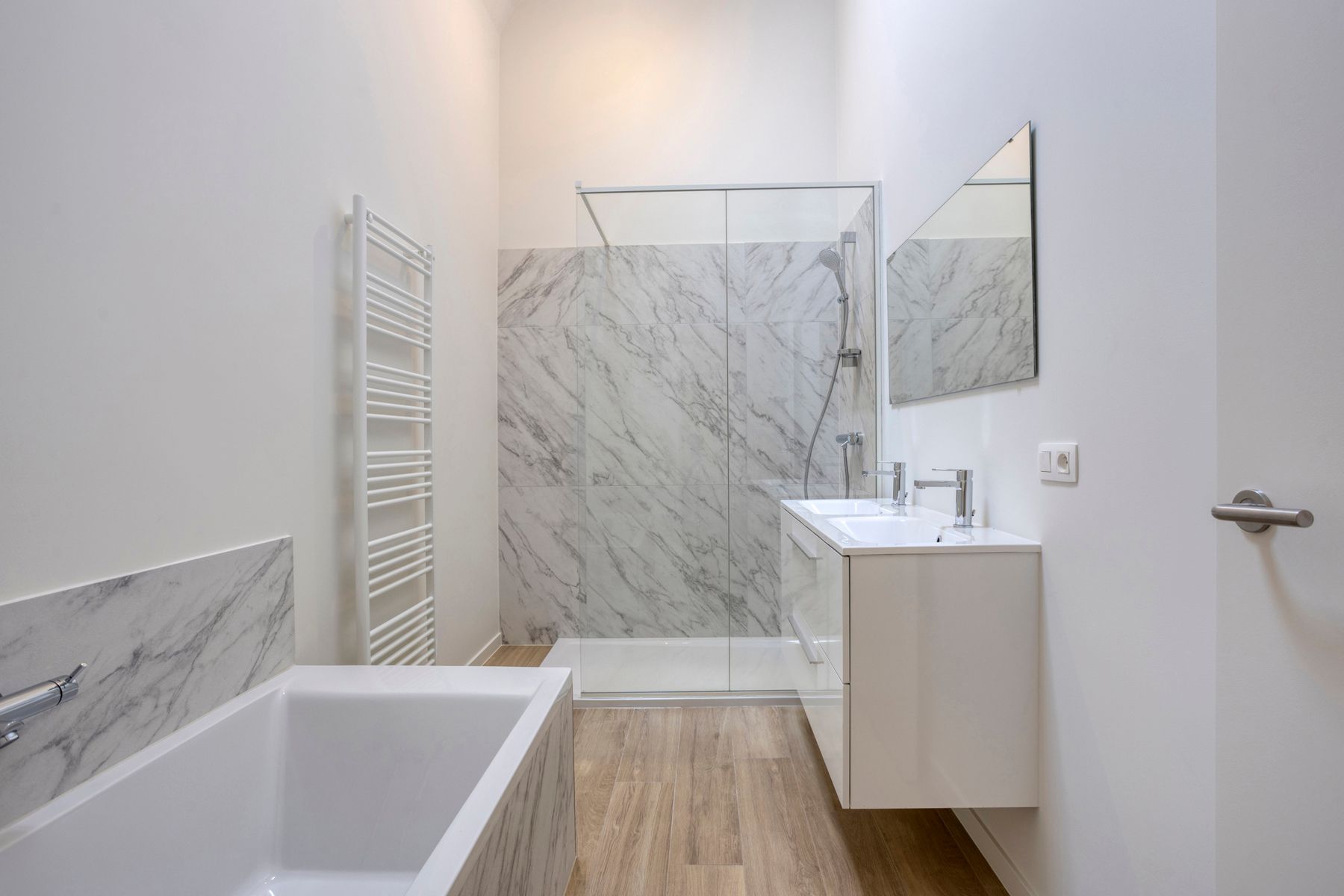 Stijlvol gerenoveerd duplex-appartement met terras foto 18