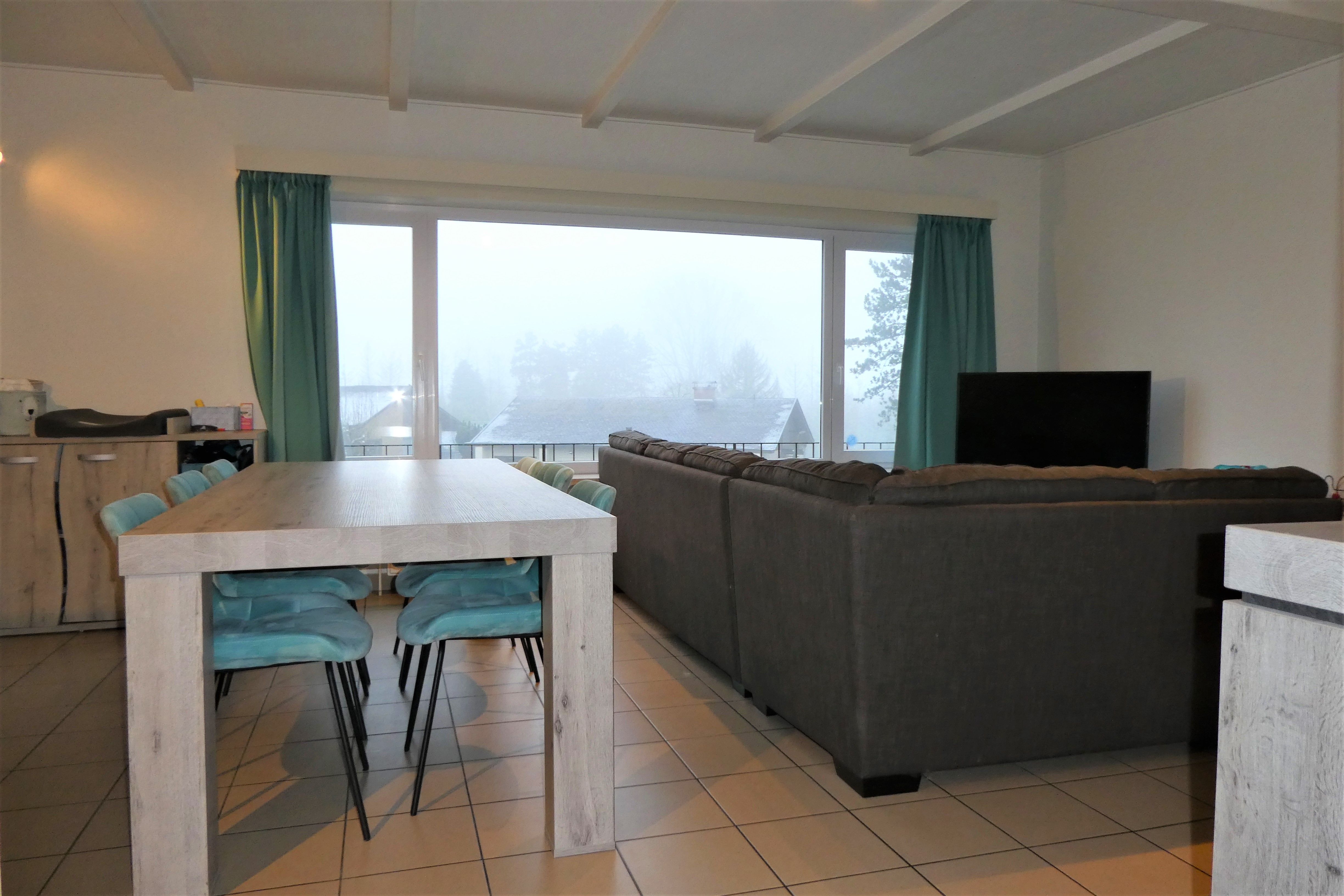 Prachtige koppelwoning met zonnig terras van 16m² en 2 autostaanplaatsen. Veel lichtinval door de grote ramen. foto 6