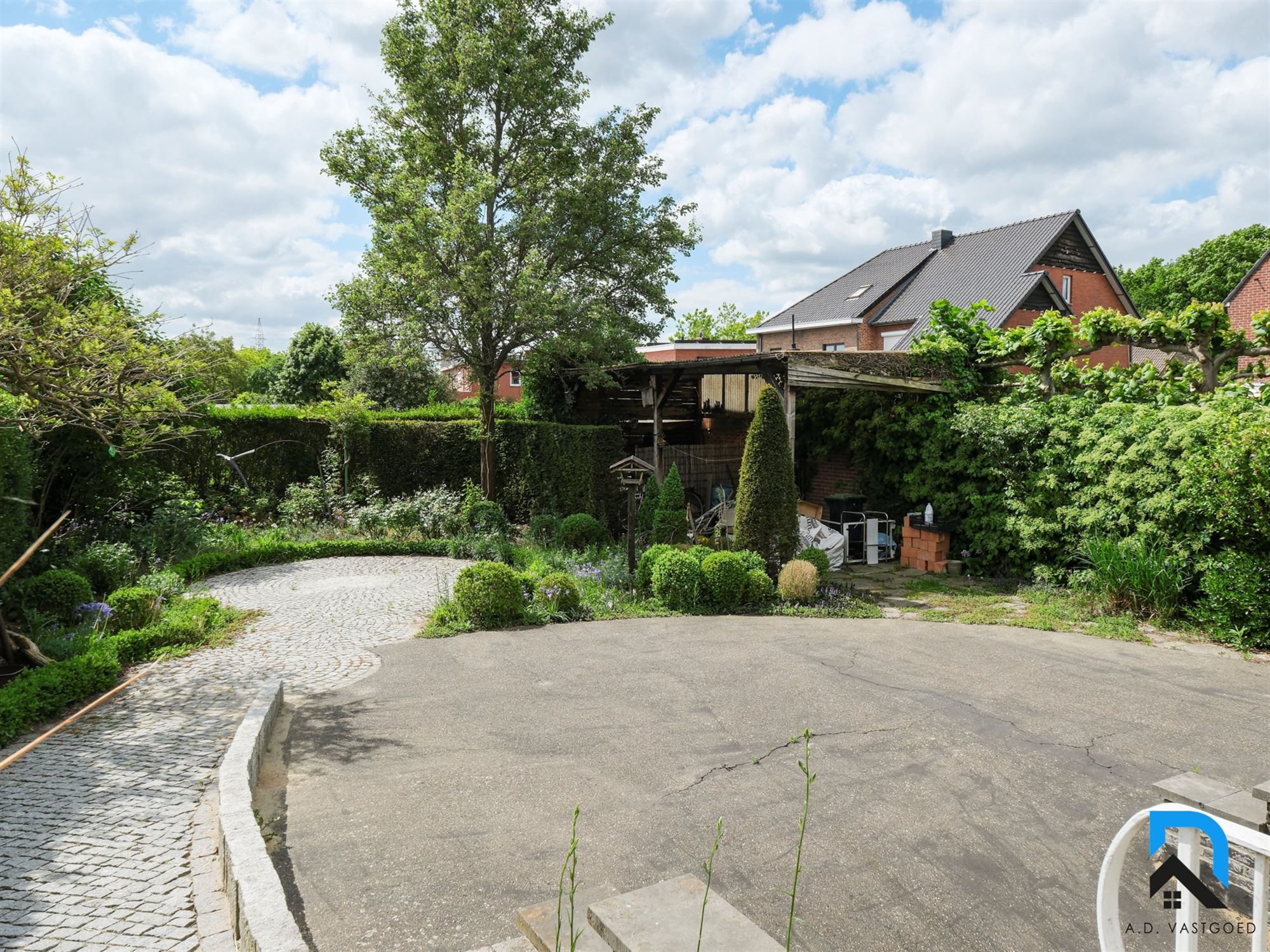 Halfopen bebouwing met tuin op toplocatie foto 22