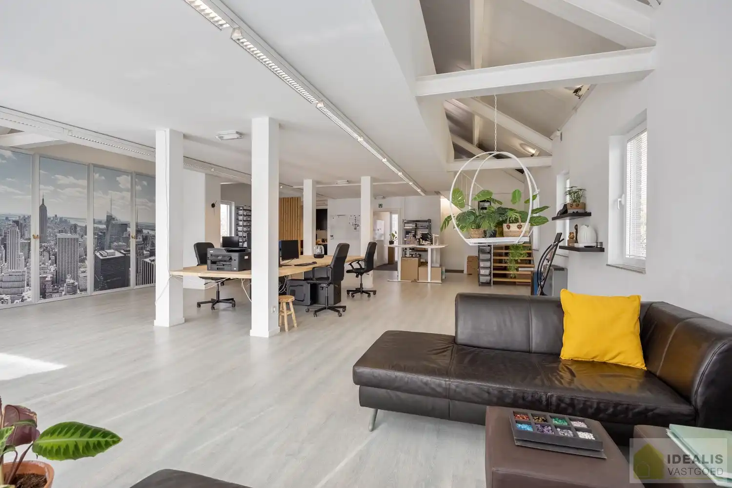 STATIG, STRAK EN UITERST RUIM COMPLEX MET HOOGSTAANDE AFWERKING EN OOG VOOR DETAIL. MOMENTEEL VOORZIEN VAN 3 SLAAPKAMERS, RIANTE LEEFRUIMTES ÉN UNIEKE LANDSCAPE KANTOORRUIMTES OP RESIDENTIËLE DOCH GUNSTIGE LOCATIE!! Dit exclusieve complex omvat maar liefst +-400m² netto bewoonbare oppervlakte! Kenmerkend aan dit statige pand is de unieke voorgevel die bezet is met keramische kunst van Pieter Stockmans. Gelegen op een residentiële locatie in een rustige woonstraat doch op enkele minuten van het centrum van Genk! foto 40
