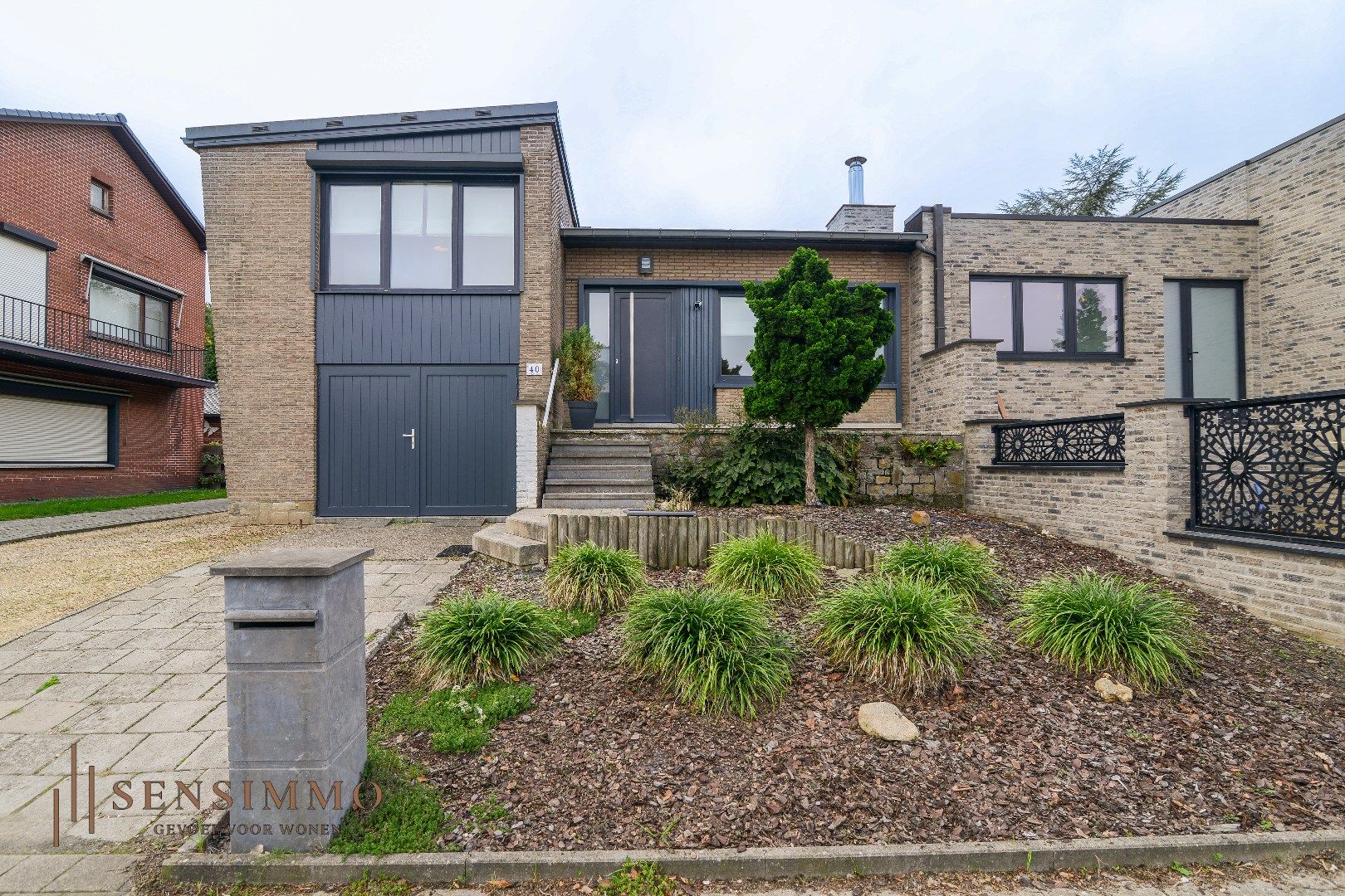 Gerennoveerde halfopen bebouwing met 3 slaakamers, terras, tuin en dubbele garage foto 2
