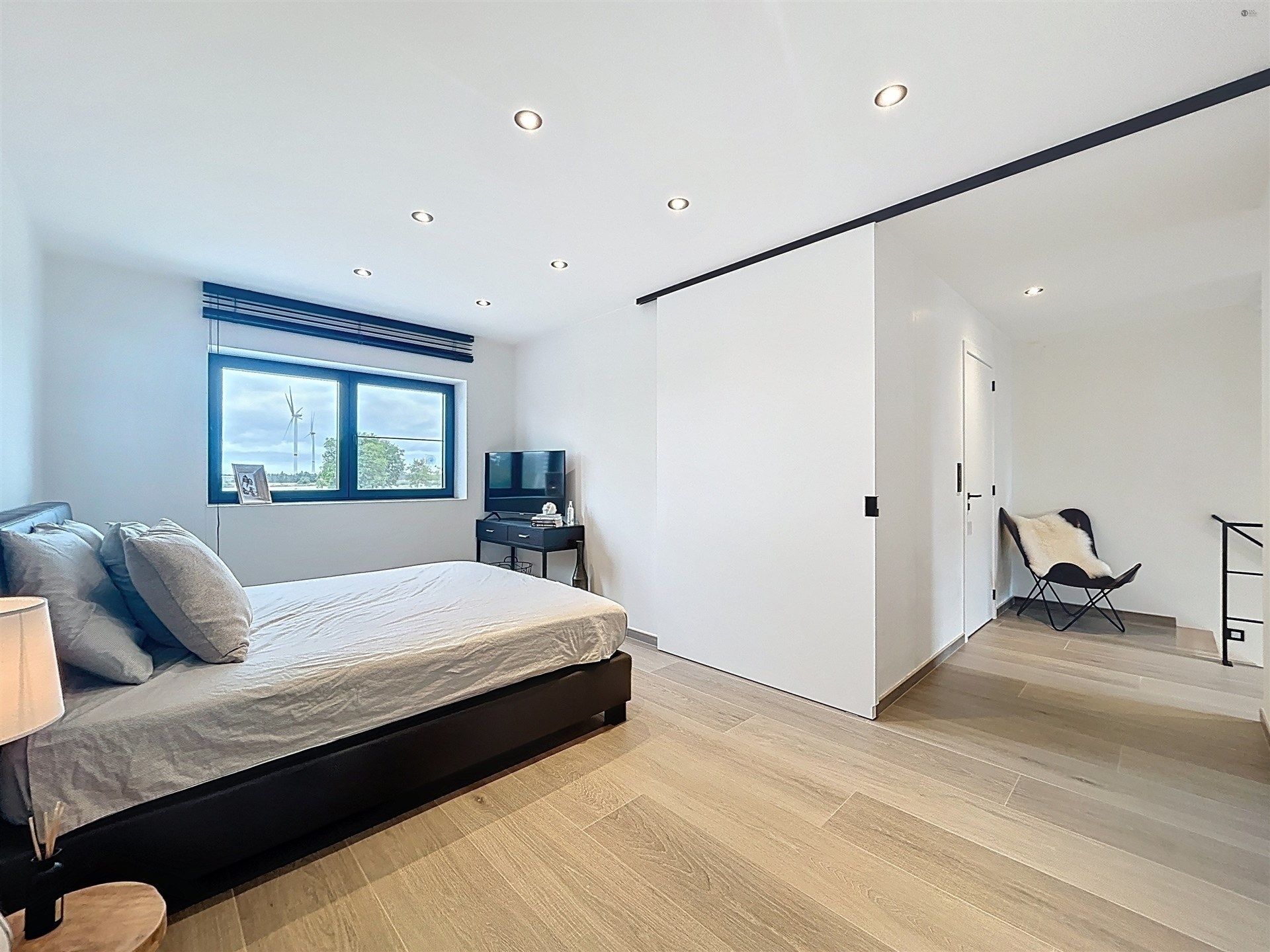 Half open bebouwing met 4 slaapkamers en ruime garage op perceel van 518m² foto 12