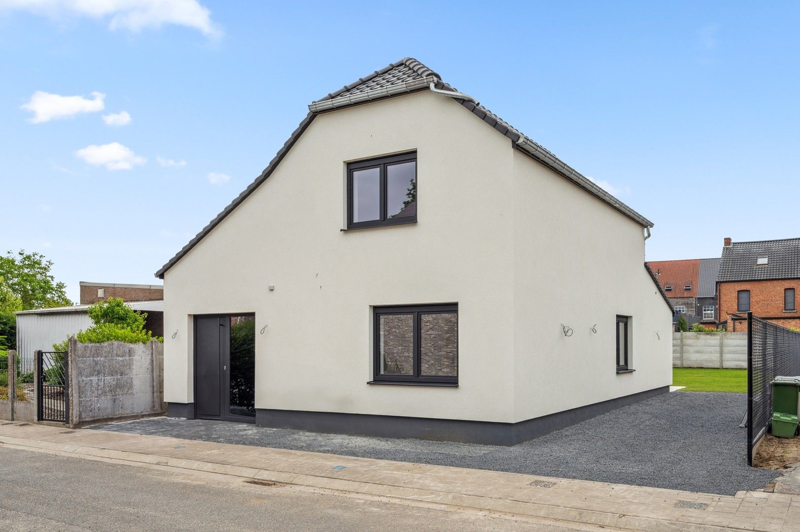 Volledig vernieuwde woning foto {{pictureIndex}}