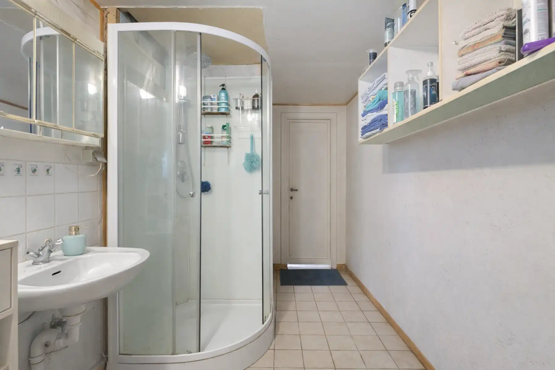 Woning met 4 slaapkamers, tuin en grote garage/magazijn  foto 6