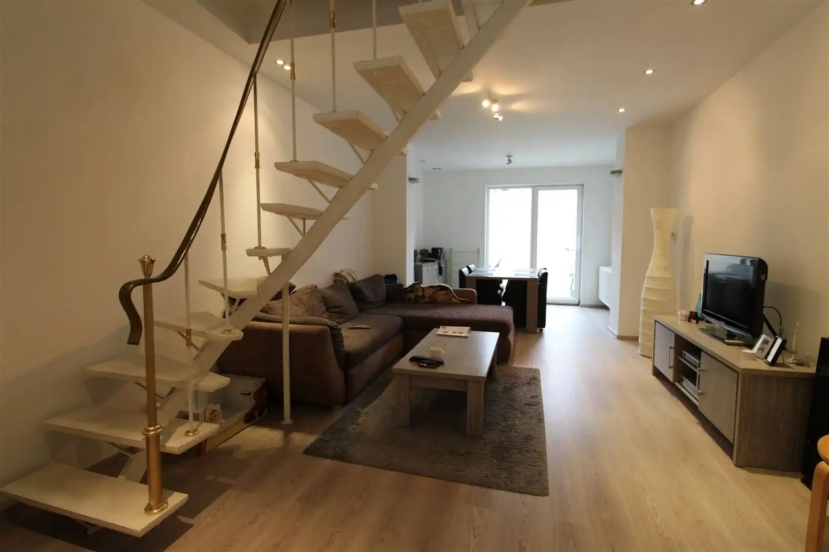 Recent gerenoveerde rijwoning met koer foto 3