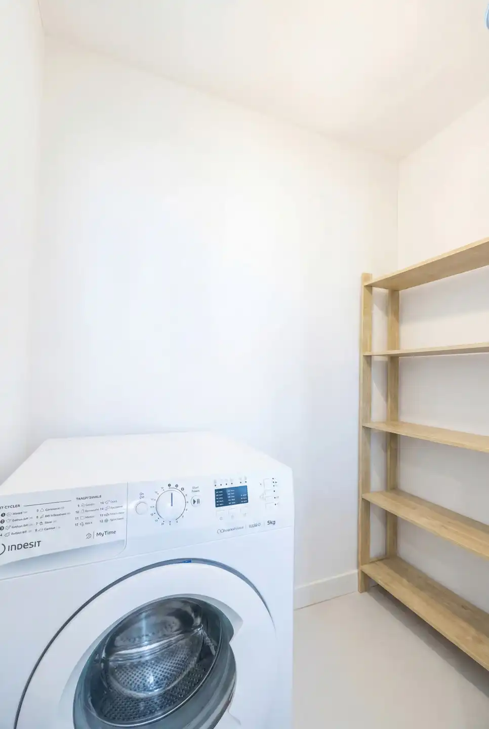 Op een steenworp van de NAVO foto 14