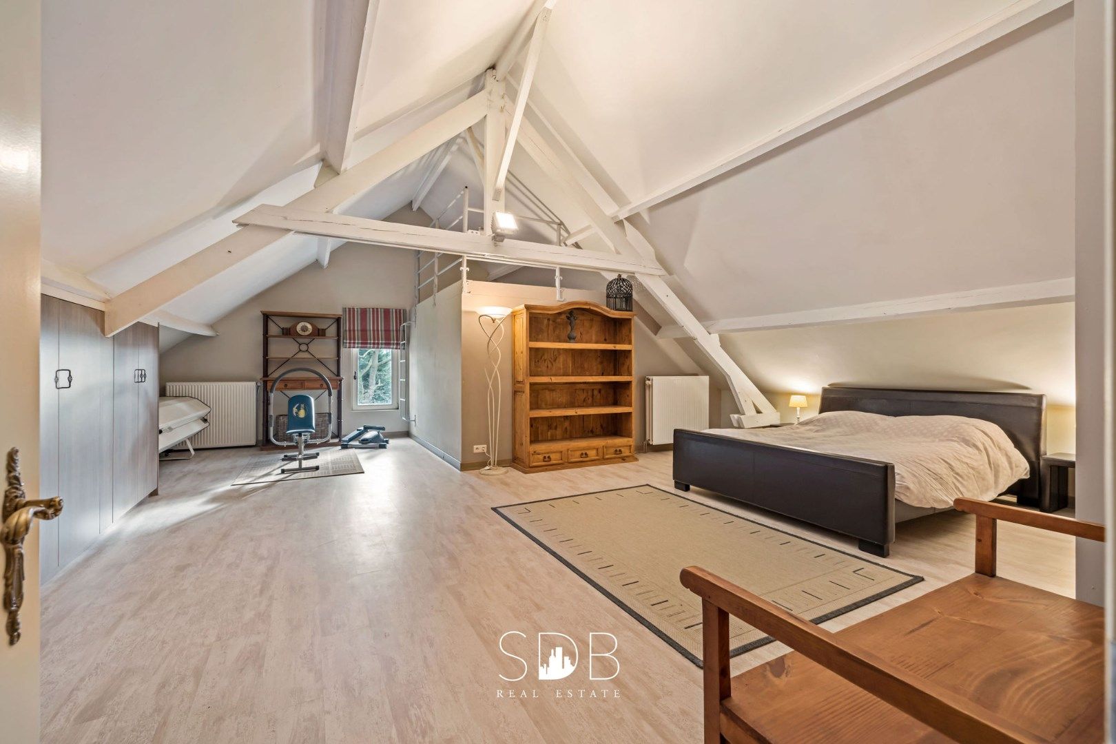 Authentieke hoeve met diverse bijgebouwen en graslanden op 93.155m² foto 24