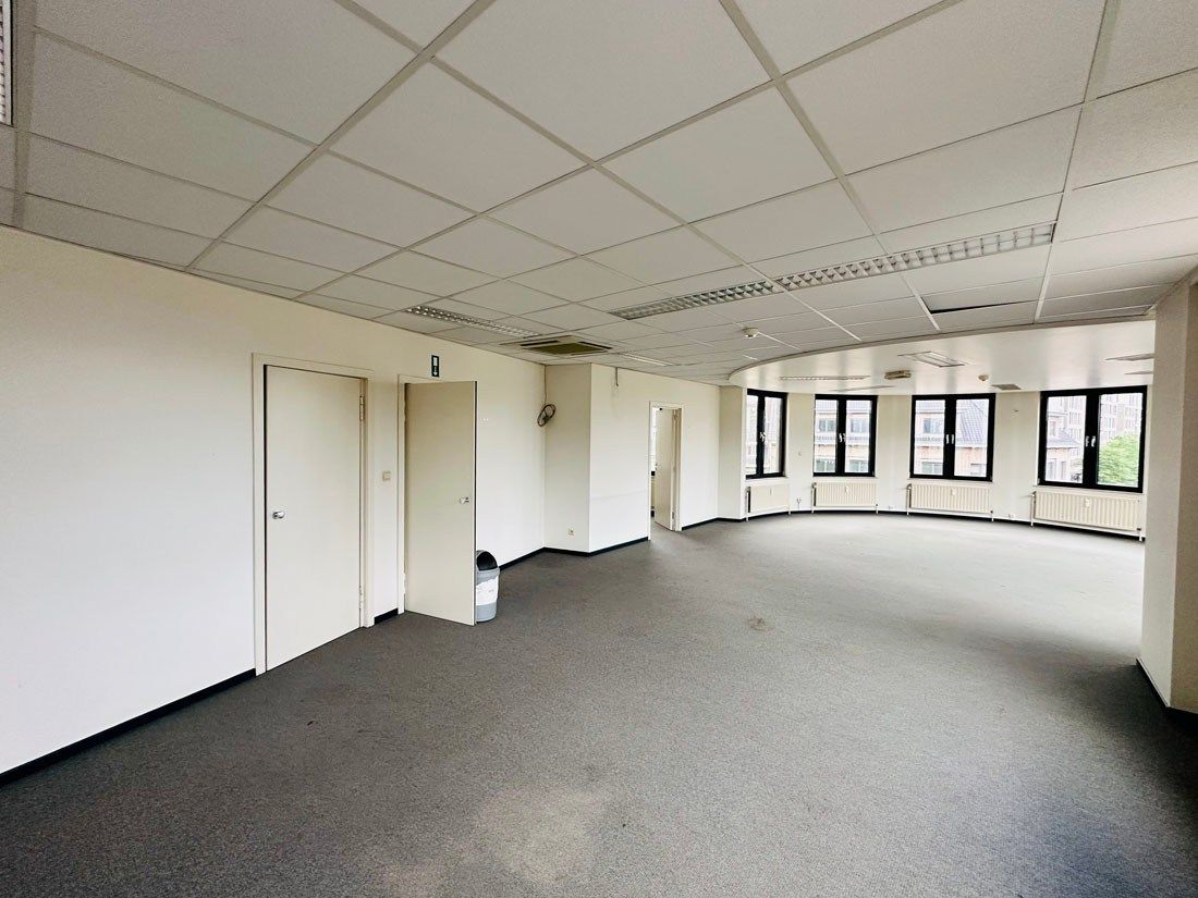 Iconisch kantorencomplex of commerciële ruimte te Hasselt centrum foto 13