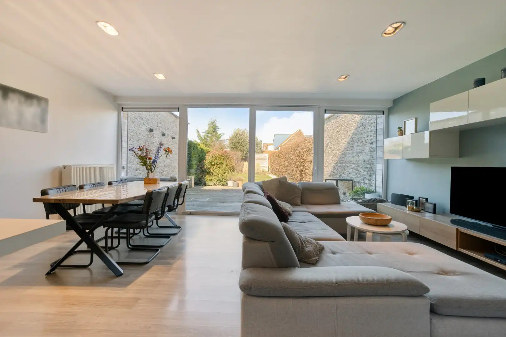 Instapklare woning met 5 slaapkamers garage en tuin! foto 3