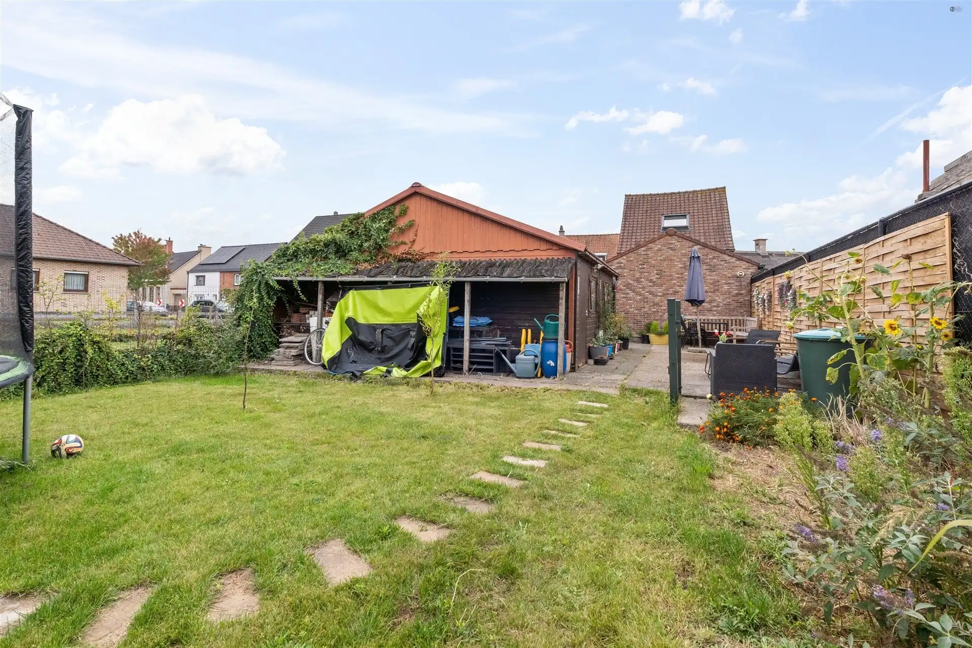 verzorgde woning met brede oprit en garage foto 13