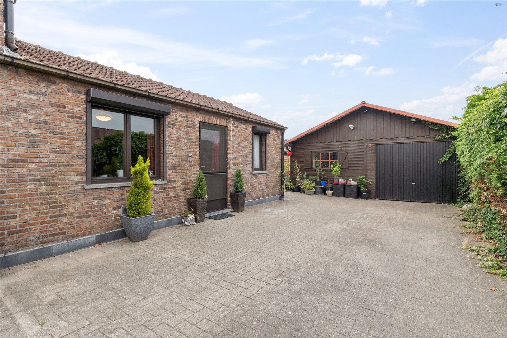 verzorgde woning met brede oprit en garage foto 13