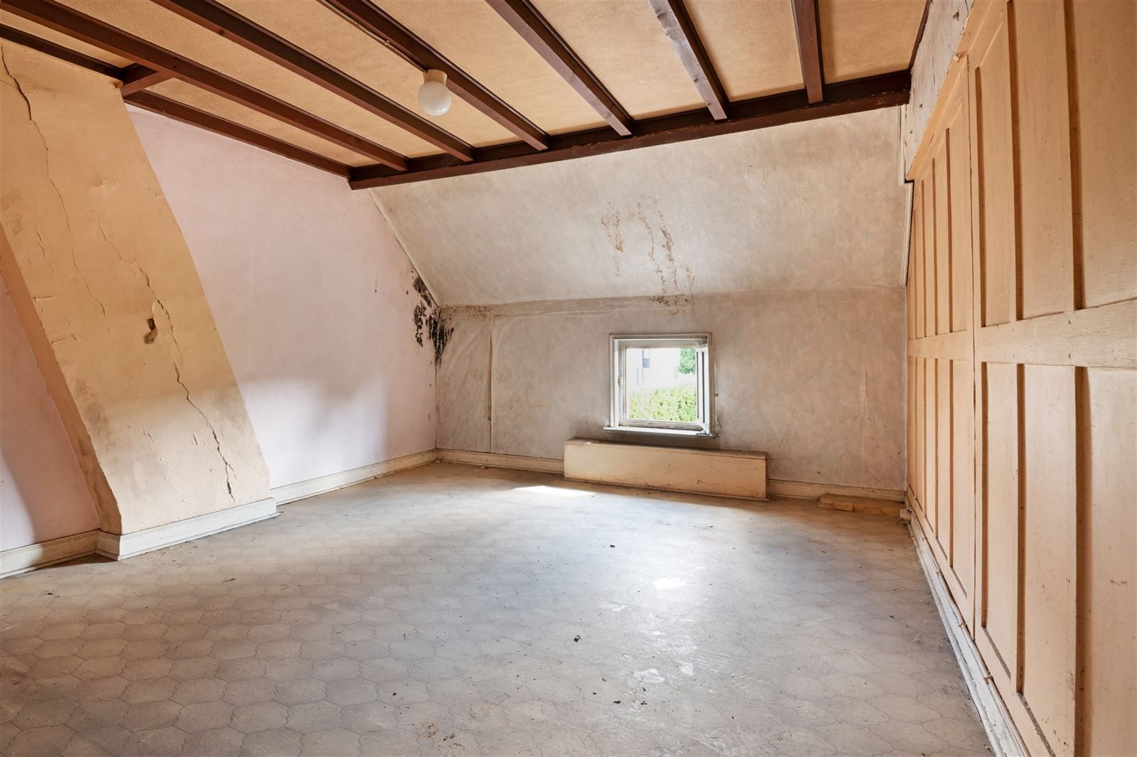 Te renoveren woning met diepe en prachtig gelegen achtertuin foto 4